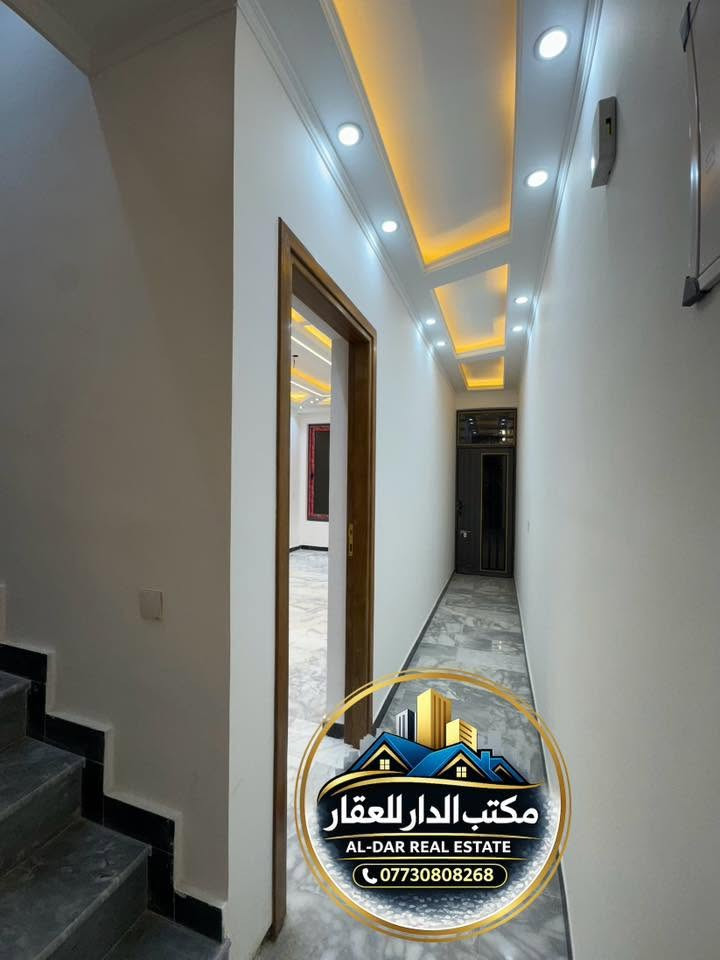 للبيع دار 150م  بناء حديث زيرو 
/ 📍في حي البنوك شارع المشاتل مقابل القناة

الواجهة 5م            النزال 30م 

يحتوي على ⬇️

الطابق الأرضي : مدخلين استقبال + مطبخ مفتوح على الصالة + غرفه نوم سويت + خدمات

الطابق الاول : 3 غرف نوم سويت + خدمات

الطابق الثاني : سطحين+ بيتونه

للاستفسار اكثر اتصال بالرقم التالي 
*********** 
او مراجعة مكتب الدار للوساطة العقارية الكائن في حي البنوك بداية شارع الكنيسة من جهة الجسر
