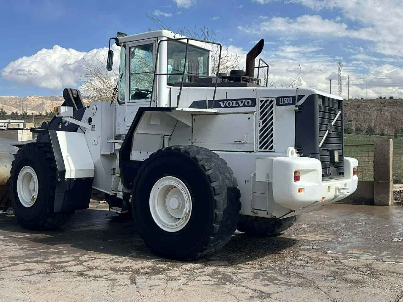 شؤفار ڤالڤؤ بؤ فرؤشتن للبيع حجم 150D موديل 2001
رقمو سناويه زؤر خوينه همو گيني بشرته  
رقم تليفون ***********
