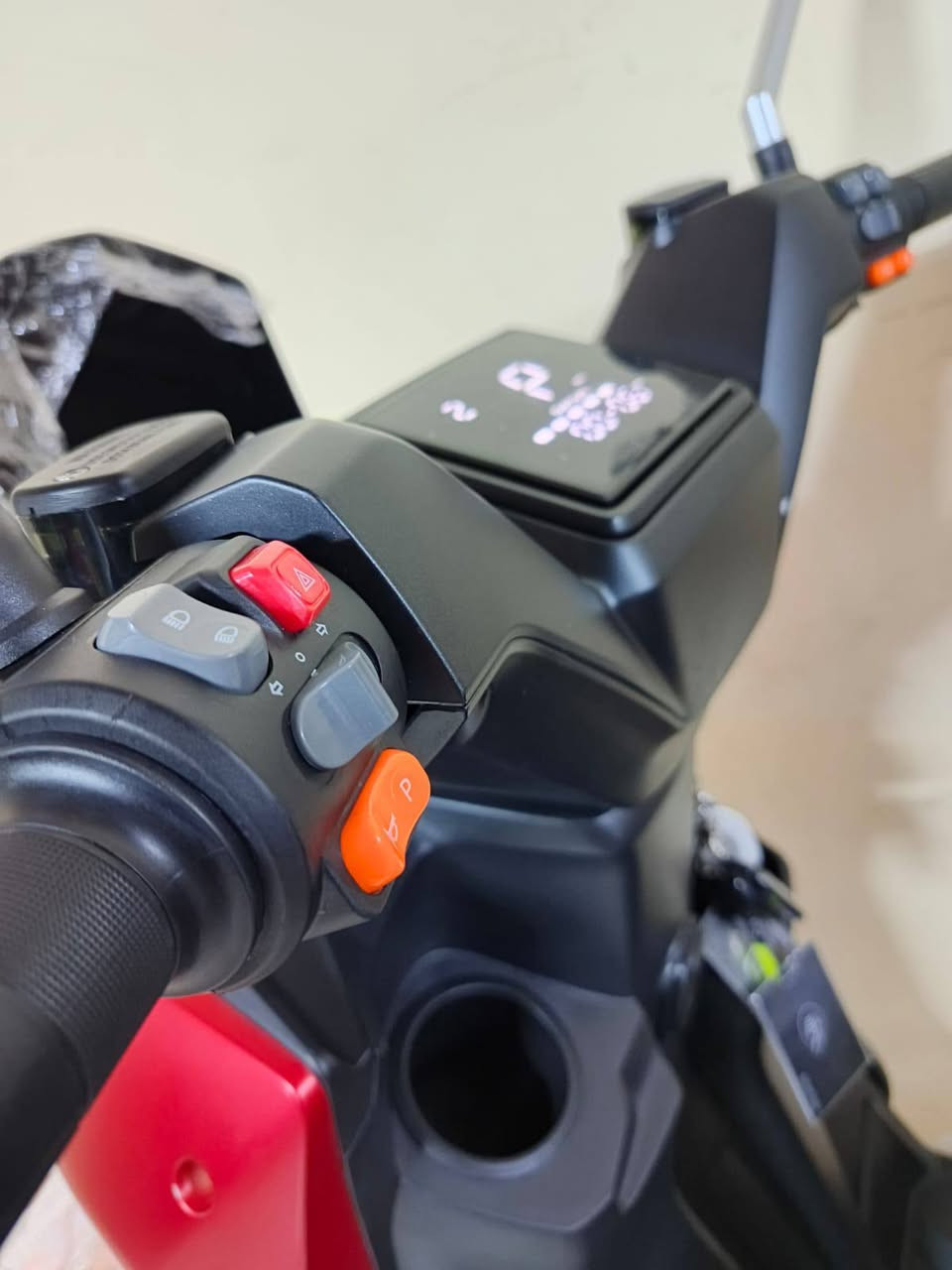 السلام عليكم للبيع دراجه اباجي ليثيوم مديل 2025 دراجه زيرو ما ماشيه وضع الشركه مشحونه مره وحده لون مميز مكفوله كفاله عامه وصل الشراء موجود صار 15 يوم من ماخذها بيها ضمان سنه كامله بل عقل ولبطاريات ولملف
تفاصيل الدراجه 
بريك امامي خلفي عنار هايدروليك
حساس بريك
مثبت سرعه 
نضام R الرجوع الى الخلف
مانع تزحلق 
نضام بارك
لايت نجمه عالي ناصي + لايت
 ضباب + رماش
بك لايت خلفي لد
اشاير لد ليزري + دبل اشاره
سستم صوت بلوتوث
مخرج USB
حجم البطاريه 30 انبير تقطع مسافه بل شحنه الوحده 90 كيلو 
ملف الدراجه 3000
سرعه الدراجه الحقيقيه 90
شاحنه تدعم الشحن السريع وليقاف الذاتي
تايرات جبليه حجم 12
دبلات امامي خلفي غاز
كشن سياحي طبي جلاتين
درع امامي خلفي لحمايه الدراجه 
طلاعات جانبيه لراكب الخلفي
الشراي يتفضل خاص او التصال عله الرقم*********** مكان الدراجه بغداد الكاظميه
سعر الدراجه 1500 بيها مجال بصيط
