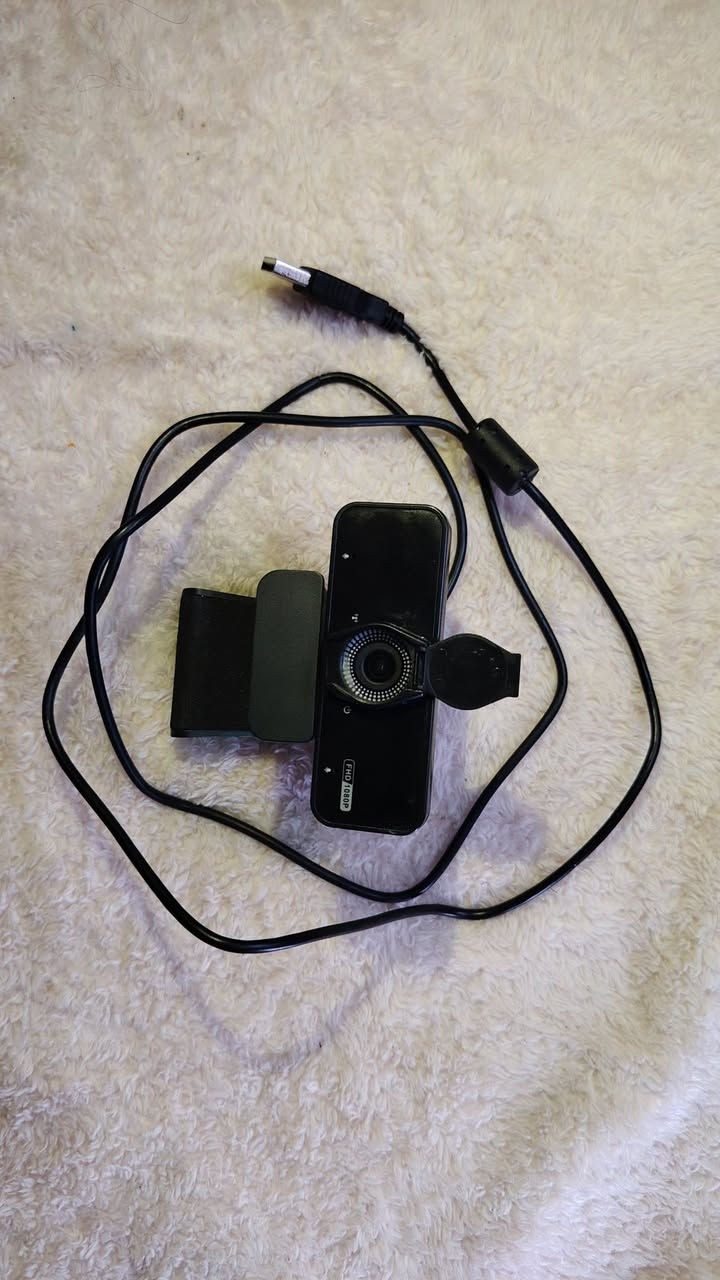 مُكلف بلنشر)
السلام عليكم  الغراض كلهن استخدام شخصي وليس امزون 

تجميعة وsetup للبيع مع هداية 

مواصفات الكيس 
كيس mini لون اسود مع 3 ڤانات 

المواصفات:

المعالج: Intel Core i3-10105F

كرت الشاشة: AMD Radeon RX 580 8GB
المذربورد: ASUS H510 (يمكن ما متأكد)

الرام: T‑Force 16GB DDR4 بسرعة 3200MHz

التخزين: M.2 NVMe بسعة 1TB

البور 600w

السعر: 450 الف

الملحقات:

شاشة gaming monitor:

Avetron G2411

Panel: IPS

180Hz

1ms

HDR Ready

Size:23.8

السعر 200 ألف

الكيبورد:

Redragon Fizz K617 RGB
كيبورد ميكانيكي 60%
إضاءة RGB
سويتشات ميكانيكية
حروف عربي + إنكليزي

السعر 40 الف

الماوس:
Razer DeathAdder Essential
ماوس ألعاب سلكي
حساس بصري حتى 6400 DPI
تصميم مريح لليد
5 أزرار قابلة للبرمجة

السعر 30 الف

اليد (الكنترولر):استخدام بسيط لون اسود
Sony DualSense Wireless Controller
يد تحكم للبلايستيشن 5
اهتزاز متقدم (Haptic Feedback)
أزرار تكيفية (Adaptive Triggers)

السعر: 100 الف

ويب كام(كاميرا حاسبة):
1080p

 60hz

السعر 10 ألاف

مايك حاسبة احترافي RGB:
بي خاصية اللمس علمود تطفي المايك وبي مودات خاصة بي 

(ملاحظة بي نقص بالقطعة الي تربط المايك بالستاند قطعة تلكاها بكل مكان اني مسوي تحويرة الها)

السعر: 15 الف كامل ملحقاتة  

ذاكرة: m.2 NVME

128GB 2280

السعر: 65 ألف 

سيارة تچالنجر:

حديد 

بيها بطارية تشتغل اضوية عند فتح الباب

قابلة انو تتحرك اذا سحبتها راح تنطلق عندك وترهم ديكور ع الستاند مالتها 

السعر: 20 ألف

رامات XPG
16gb 8×8 3200MHz

 ابيع فحم ما معلوم يشتغلن او عطلانات 

السعر:60 ألف

 نظام صوتي 2.1 (سبيكرات + مضخم صوت).
الماركة: Redragon (ريدراغون).
الإضاءة: RGB متفاعلة مع الموسيقى.
المنافذ: يعمل بمنفذ AUX 3.5mm ومنفذ طاقة USB.
التحكم: أزرار خلفية للتحكم بالصوت ودرجة البيس (Bass).
التوافق: يشتغل على (PC، لابتوب، موبايل، شاشة)

السعر: 50

مجسم: Sentinel SV-Action Miles Morales.
الإصدار: Into the Spider-Verse (الإصدار الأول).
المحتويات: 

 مجسم مايلز موراليس (حجم 13 سم تقريباً).
3 رؤوس تبديل (رأس مايلز، ورأسين مقنعين بتعابير مختلفة).
مجموعة ملابس قماشية/بلاستيكية (جاكيت، بنطال قصير، هوديس، وحذاء جوردن).
5 أزواج من الأيدي + يد خاصة لحمل الهاتف ويد لبخاخ الصبغ.
إكسسوارات إضافية (مطرقة، هاتف، سماعات، خيوط عنكبوت).
قاعدة عرض احترافية (Stand).

أصلي مو تقليد 

السعر:40 ألف 

بيانو ZB200 القابل للطي (88 مفتاح)
المواصفات الأساسية:
عدد المفاتيح: 88 مفتاح بحجم كامل (Full Size).
التصميم: قابل للطي لسهولة التنقل والتخزين.
البطارية: قابلة للشحن (يعمل لاسلكياً أو عبر الشاحن).
المميزات: يدعم البلوتوث وتوصيل السماعات الخارجية.
الملحقات المتوفرة مع الجهاز:
ستاند: نوع (X Stand) قوي وزن 3 كيلو.
بدالة صوت: دواسة سستين (Sustain Pedal) أصلية.
حقيبة: جنطة أصلية مبطنة للحماية والتنقل.
مسند النوتات: مرفق مع البيانو.

السعر 250 ألف للعلم هذا سعر البيانو والبيانو جديد والستاند سعرة 50 الف بس راح يجي هدية ويا استخدامة بسيط جداً

كرسي مكتبي طبي مع مسند قدم (Ergonomic Office Chair)
المواصفات:
التصميم: هيكل مريح (Ergonomic) يدعم الظهر والرقبة للاستخدام الطويل.
الظهر: مشبك (Mesh) عالي الجودة للتهوية ومنع الحرارة.
الإضافات: مسند قدم قابل للسحب (Footrest) للاسترخاء.
التحكم: إمكانية تعديل الارتفاع وميلان الظهر (Reclining).
القاعدة: خماسية مع عجلات سلسة الحركة.

السعر:80 ألف علماً استخدامة أيام معدودة حاله حال الجديد

متوفر توصيل 

رقم الولد ***********
