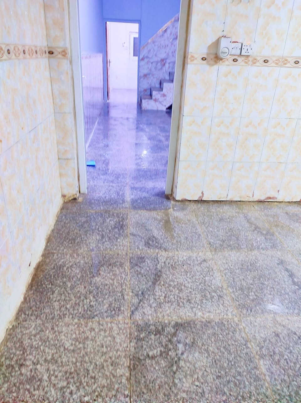 بيت ايجار مساحه 100متكون خرفه وصاله ومطبخ واستقبال صحيات خارجيه حمام داخلي حي الفرات  قريب شارع صب بضهر عطيه ابو الإنشائية ***********
