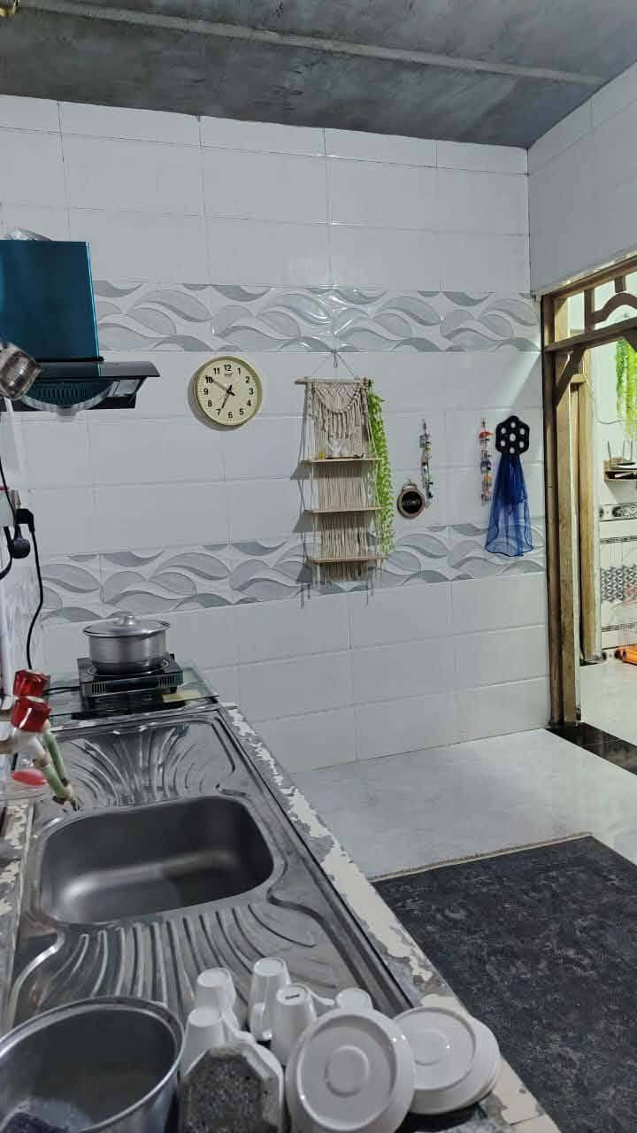 السلام عليكم بيت رقم مساحته 100متر مربع ركن قريب ع بيت شعوري مكان الجبيسه بناء بلوك عكاده البيت يحتوي على غرفة نوم +صاله مع صحيات واستقبال معزول سعره30 مع مجال كلش بسيط *********** ///***********
