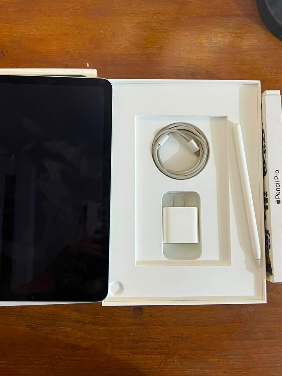 ايباد air 6 M2
11 inches_128GB
نسبة البطارية ٪؜٩٠
الجهاز نظيف گدامكم
ووياه قلم ابل الجيل الثاني اصلي 
وماوس وكيبورد
كلهم ب 850 الف وبيه مجال
مكاني بغداد /الدورة
***********
