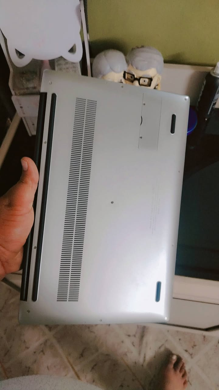 السلام عليكم لابتوب للبيع جديد نضافة 100%100 مواصفاته حلوة سوبر اسلم وزن خفيف
المواصفات رام 12GBddr4
هارد 256GBSSD M.2 سريع جدا 
كارت الشاشة شير 6GB
حجم الشاشة 15.6
بصمة وجه
بصمة اصبع
معالج انتر سريلون
وندوز11عربي +انكليزي
ملائم للدراسه وللتصفح للطباعه قطعه كلش حلوة وجديدة وحديثه حيل السعر 250الف وبيهه مجال مكاني شهداء البياع مجاور سوق رضا هذه رقمي ***********
