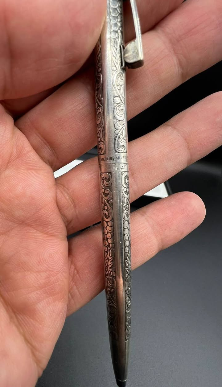 تحية طيبة  ،،، 
           #قلم_جاف_شيفر_امبريال SHEAFFER IMPERIAL 
           الصنع : امريكي #اصلي  ، MADE IN USA  ، 
             مستخدم ، إنتاج طراز كلاسيك #قديم  ، 
        مصنوع من #الفضة_استرليني_925  STERLING  ، 
               نقشة #أوراق_الشجر مميزة جدا  ، 
* السعر : 145 الف  ، 
 * يوجد توصيل  .


**إذا كنت صاحب هذا الإعلان وتريد حذفه لأي سبب، رجاءا أرسل رسالة إلى الدعم الفني**