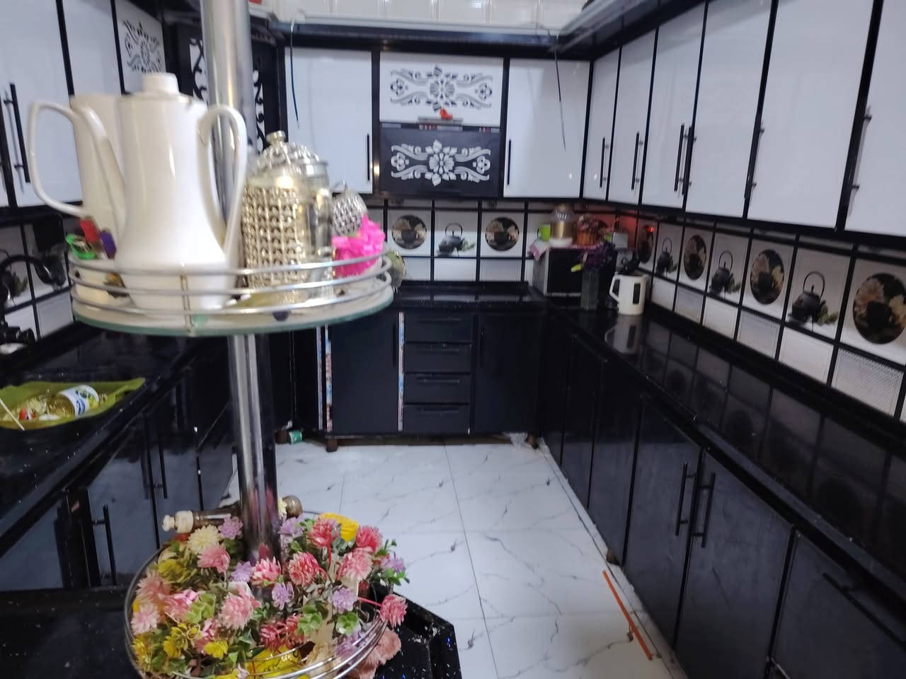 السلام عليكم ورحمة الله وبركاته بيت طابقين مساحة 150 في حي الحسين الجديد بيت نظيف وبناء حديث
الطابق الأول استقبال ومطبخين حراري ومطبخ بارد وصالة وغرفه
الطابق الثاني ثلاثة غرف وسطح السعر ع الرقم هذا***********
