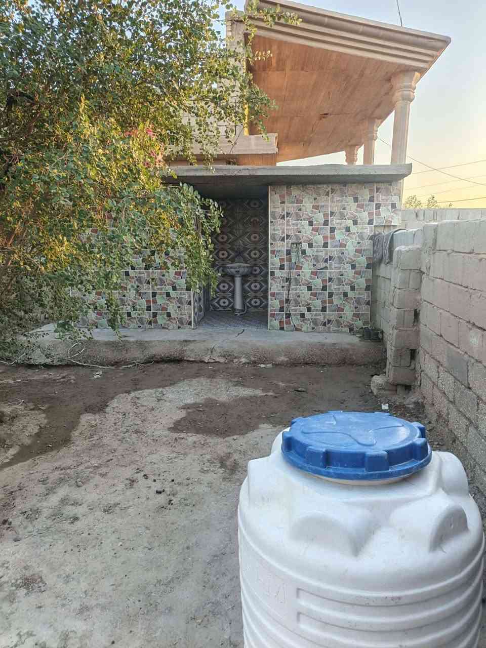 السلام عليكم قطعة مساحه 800م مع بيت يحتوي على غرف عدد 2+هول+مطبخ+ مجمع صحيات خارجيه جنس العقاري طابو سند 25 تحويل بسم المشتري الموقع خلف جامعة بابل منطقة ابراهيم الخليل كافت الخدمات موجوده رقم الهاتف ***********
