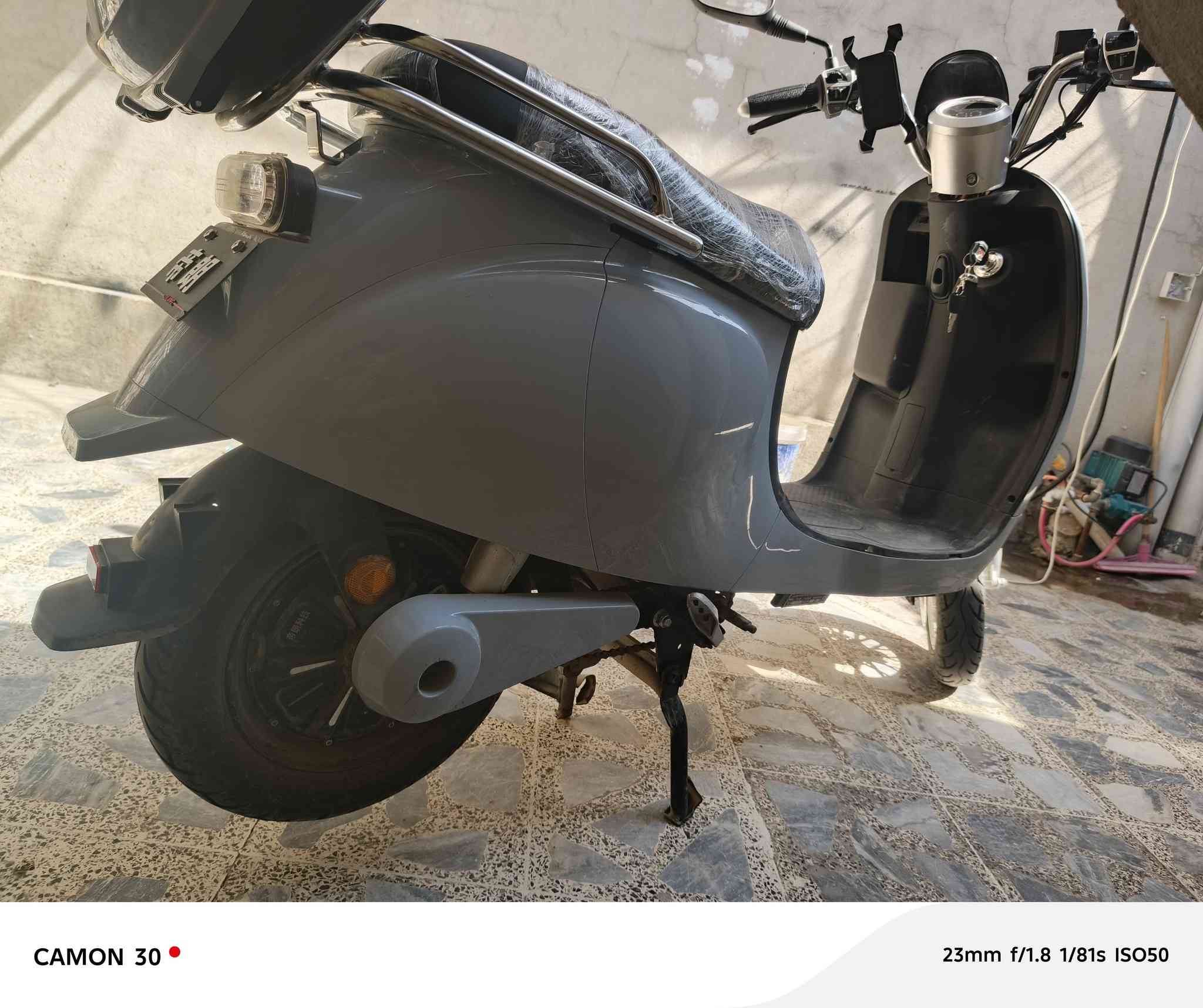 سلام عليكم عندي دراجه شحن لبيع  سعر 450 العنوان موصل جنب الايسر حي سومر اليريد يتوصل عل رقم ***********
