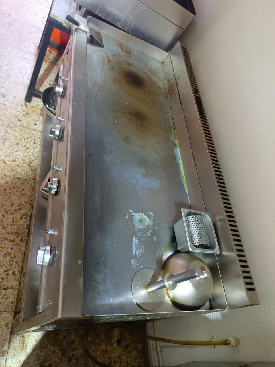 غراض مطعم للبيع
‭0773 337 7404‬
