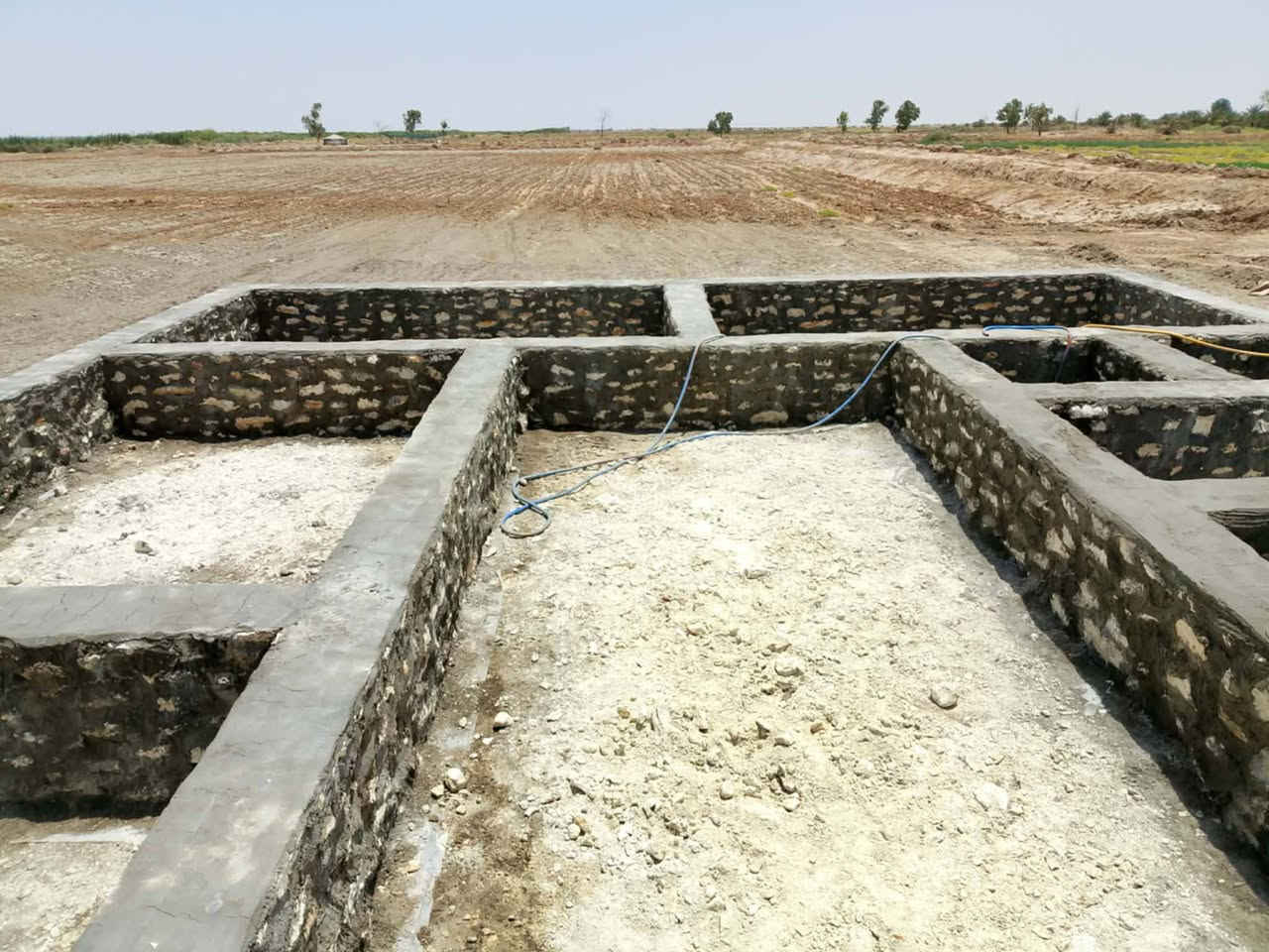 شغل حجر الأساس حسب الطلب تكحيل جهتين نشتغل مقاولة ويومية وعلى المتر البناء أبو حمزة ال مري رقم الهاتف ***********
