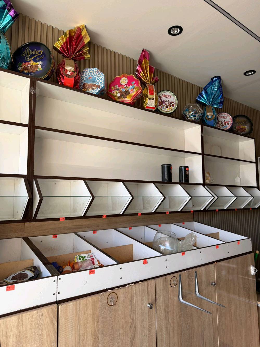 السلام عليكم عندي غراض  ورفوف وميزان  للبيع باسعار مناسبة العنوان بغداد حي الحسين ***********