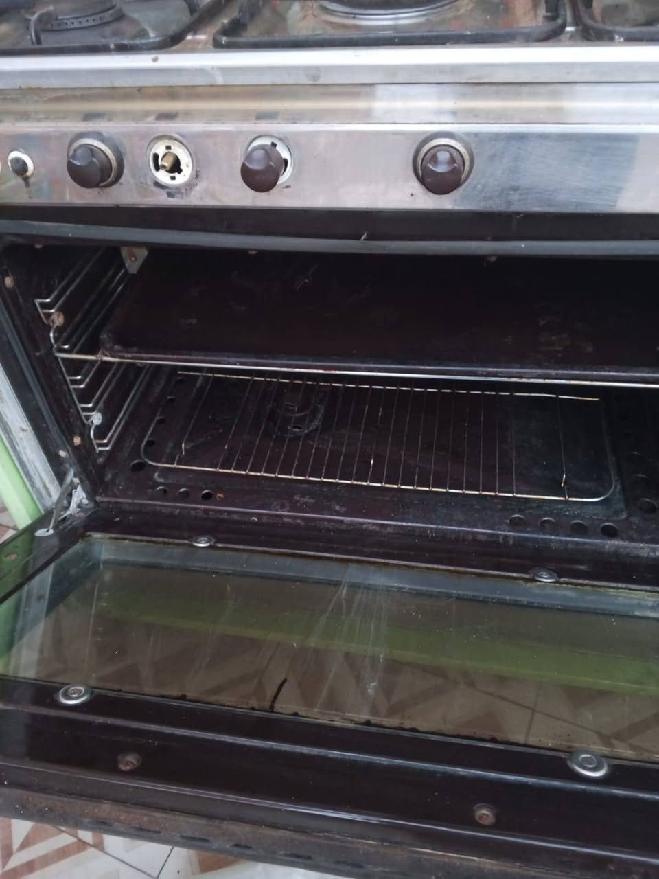 طباخ للبيع نظيف السعر 200وبي مجال
***********
