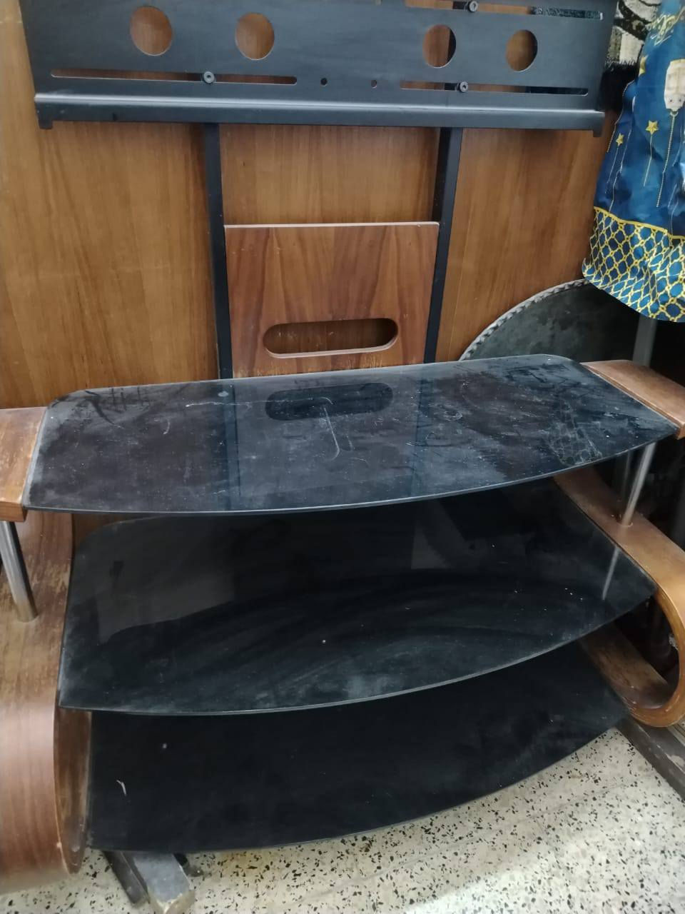 السلام عليكم 
عندي ميز تلفزيون 📺 منضدي ذات رفوف وحوض أسماك 🐟 وملحقاتها بسعر ٢٠٠ألف وبي مجال/هاتف/***********
