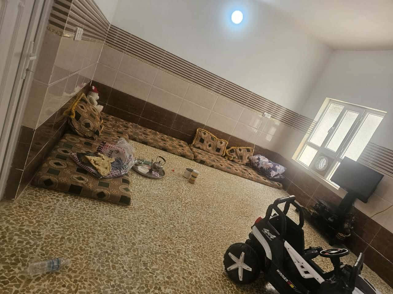 درا للبيع قوسيات  قرب المدرسة الصينية
مساحة 200  متر  يحتوي على غرفتين نوم+هول+ 

استقبال واسع والصحيات كل سيراميك

والواجهة حلان يبعد عن 50متر على المدرسة 

السعر 62مليون بيها مجال***********
