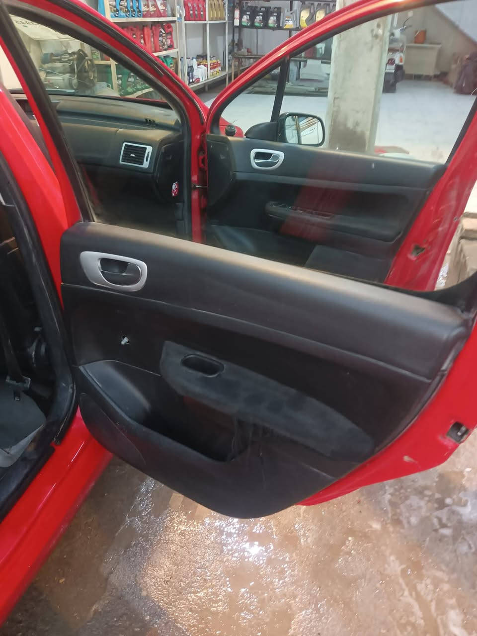 بيجو فرنسي ٢٠٠٦ رقم بغداد تحويل ثاني يوم مكينه كير بل جيس مكفوله من لضربه ٤٣ وبيه مجال ***********
