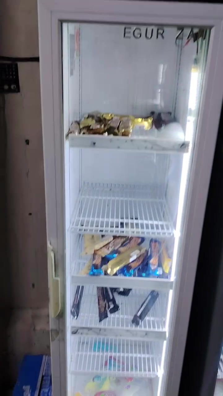 السلام عليكم
عارضات مع رفوف للبيع كما موضح بلفديو العنوان
ابو دشير بغداد الدوره
للاستفسار الاتصال على الرقم ***********
