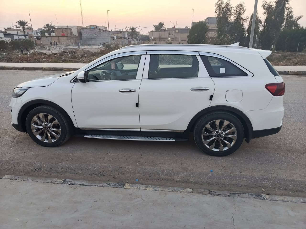 السلام عليكم
سورنتو 2020 خليجي 
مكفوله من لضربه ولصبغ 
عدا لبارد اصبعين فقط
فول مواصفات عدا
بانوراما 
بصمه 
شاشه كبيره 
كاميرا خلفيه 
قطعتين تبريد 
صندوق كهربائي 
كشنات كهربائي 
ويل 19 
مكينه 3600 
رادار 
حساس امامي خلفي 
لايت ناصي عالي زنون 
وبيها مواصفات بعد هواي 

السياره نضيفه جداً  استعمال شخصي 
ماشيه 104 الف حقيقي 
سعر  250 ورقه وبيها مجال بسيط 
مكان السياره واسط العزيزيه 
ملاحظه سياره بيه كم حالوبه ما ينشافين بس بسونار فقط
للأستفسار 
***********
