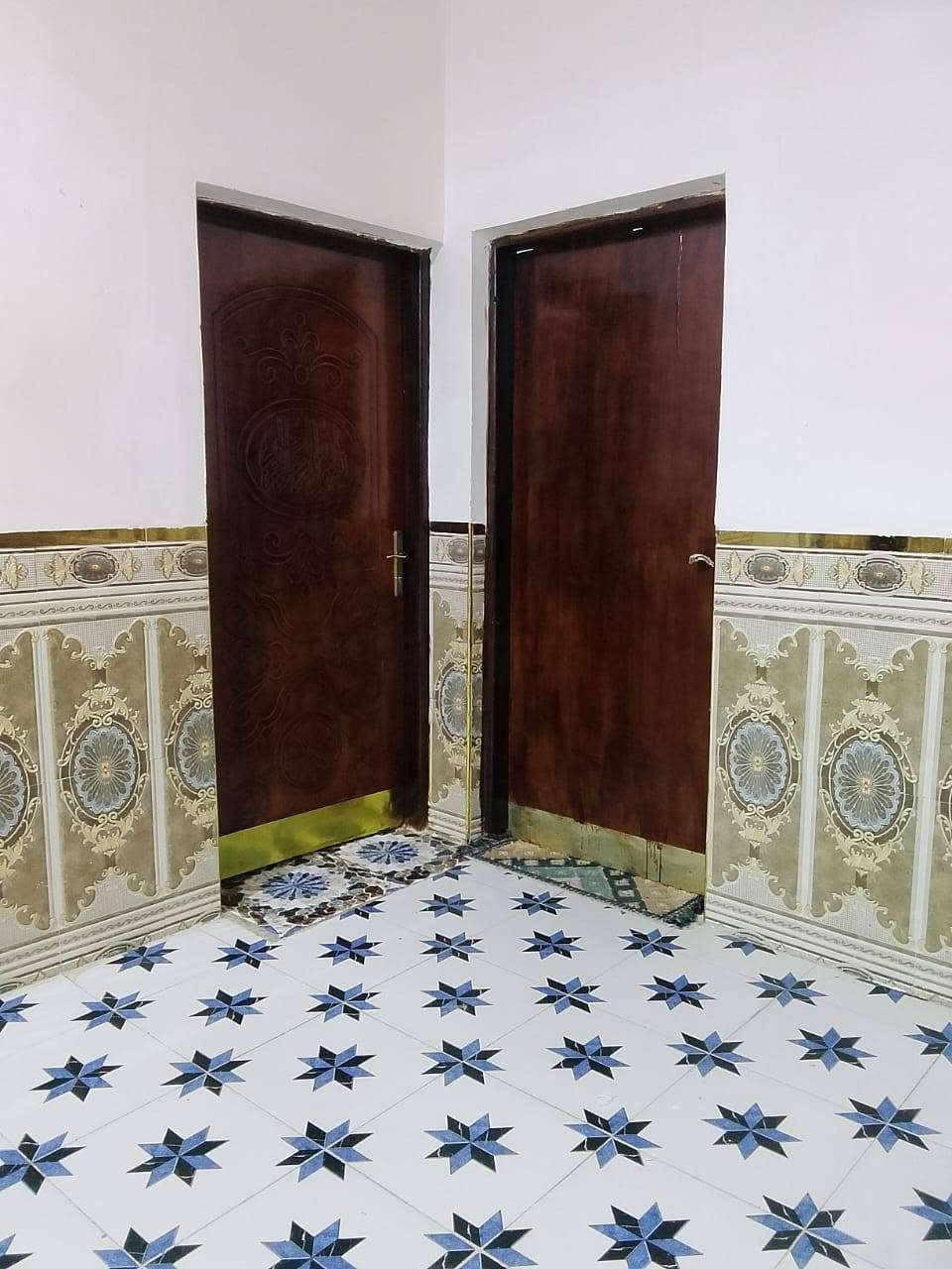 بيت للبيع مساحته 250متر المكان خلف الملعب شارع أحمد الوائلي مكون من غرفتين وصاله ومطبخ وحمامات داخليه وخارجيه بناء مسلح للاستفسار الاتصال على الرقم ***********
