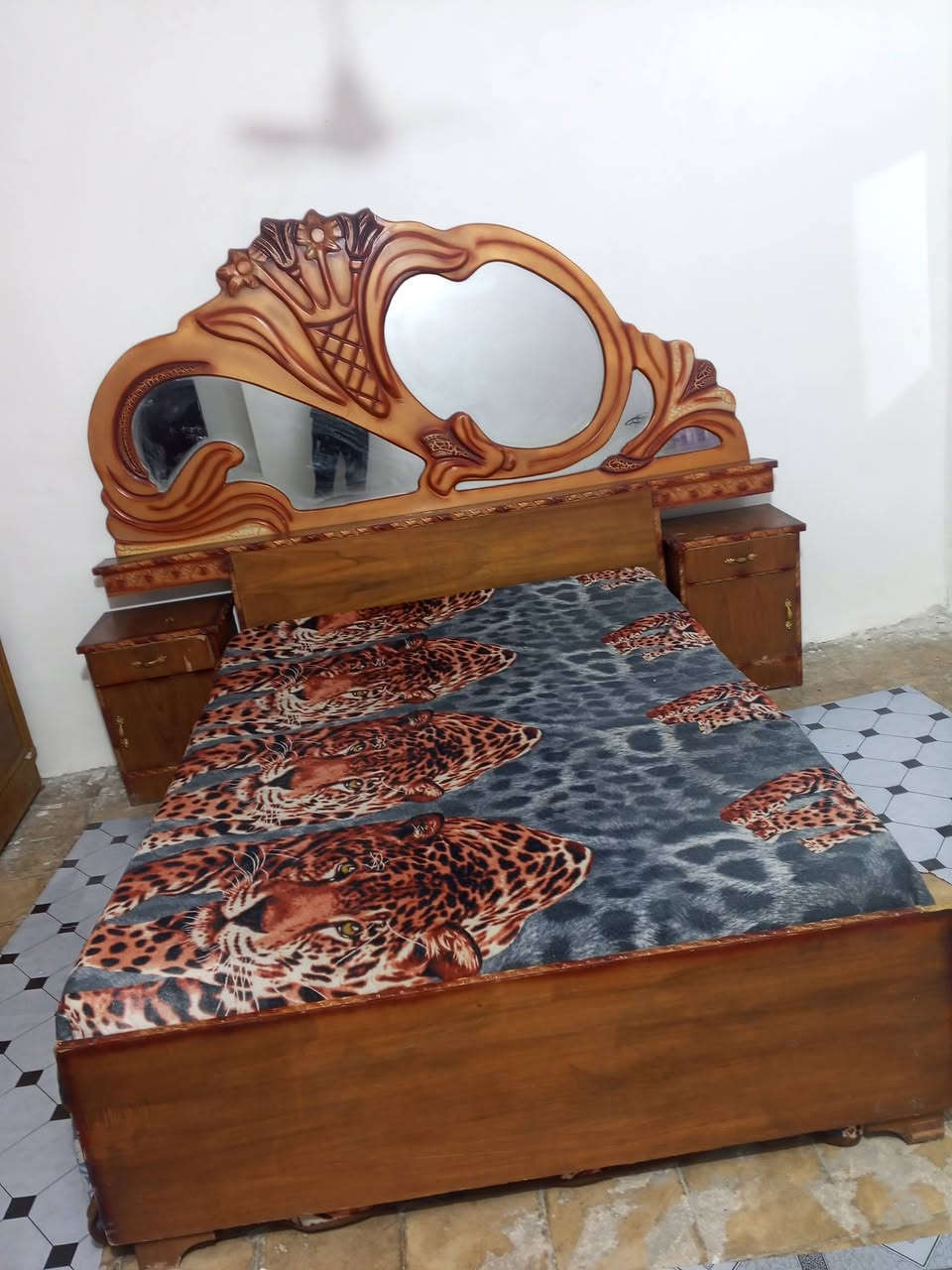 جربايه للبيع مع ملحقاته مع دوشك نوم نظيفه السعر 150 الف رقم *********** ما متواجد علئ الفيس العنوان بغداد الشعب الي يريد يتصل علئ واتساب او علئ التلفون
