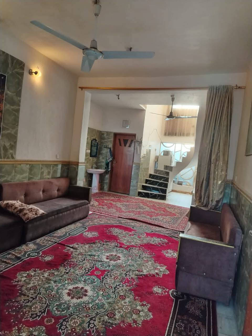 السلام عليكم بيت للبيع  طابقين مساحه ٢٠٥ متر يحتوي على أربع غرف نوم واستقبال وصاله ومطبخ بيت جديد ونضيف يقع في حي المعلمين خلف أسواق المسيباوي قريب ع شارع العام للاستفسار اتصال ***********
