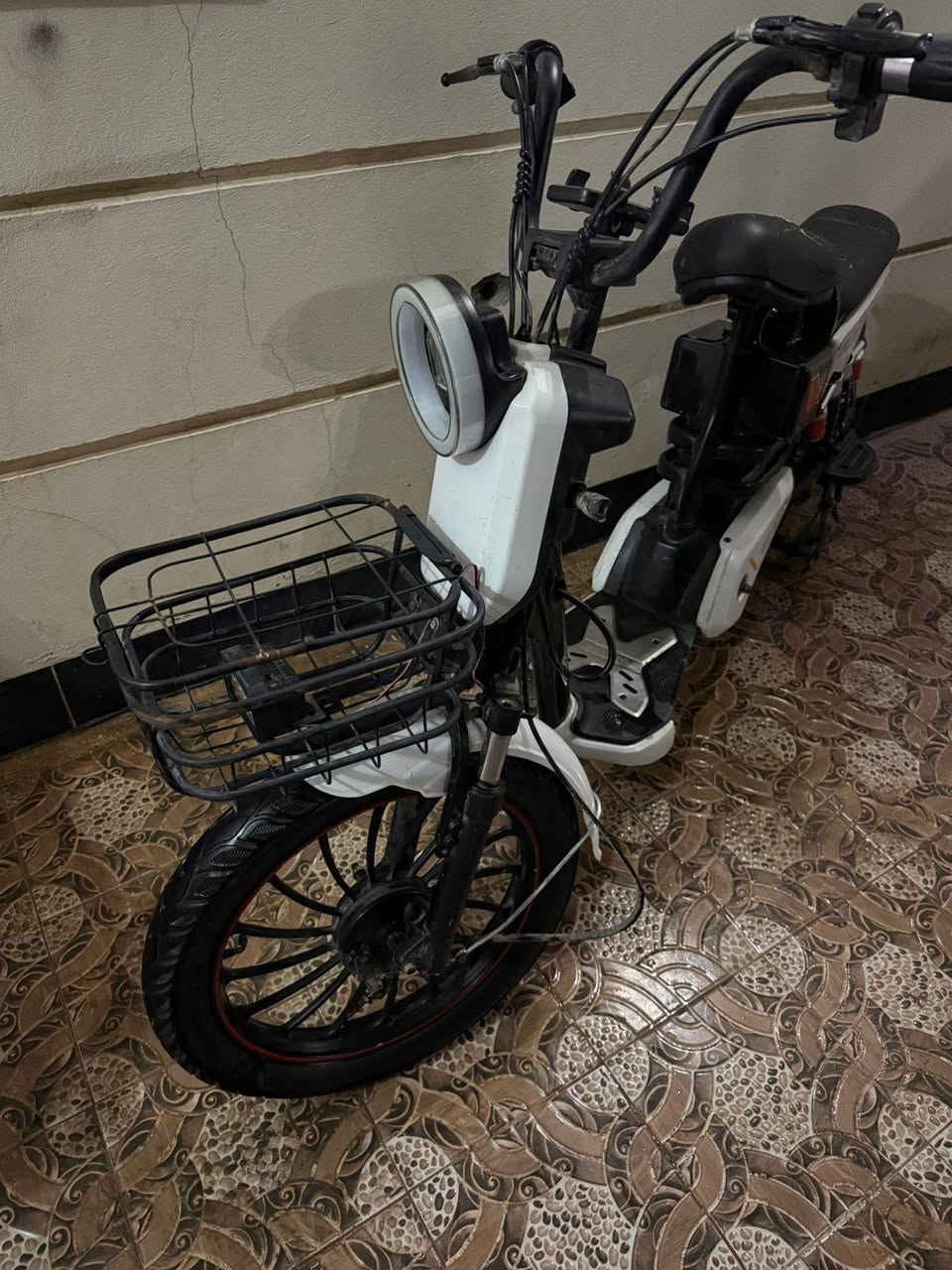 باسكل شحن للبيع
موديل 2025
اربع بطاريات
سويج +بصمه+كرت
السرعه الحقيقيه 80 
الشحنه الوحده تمشيك 40 كيلو متر
حجم
الويل 20
الباسكل شغال وكلشي مابي 
بس بي نقوصات
مثل الشاشه 
السعر 400وبي مجال للطيبين
مكاني ديالئ تقاطع القدس قرب جامعه الهندسه
رقم الهاتف *********** يتوجد وتساب ومازنجر فقط
