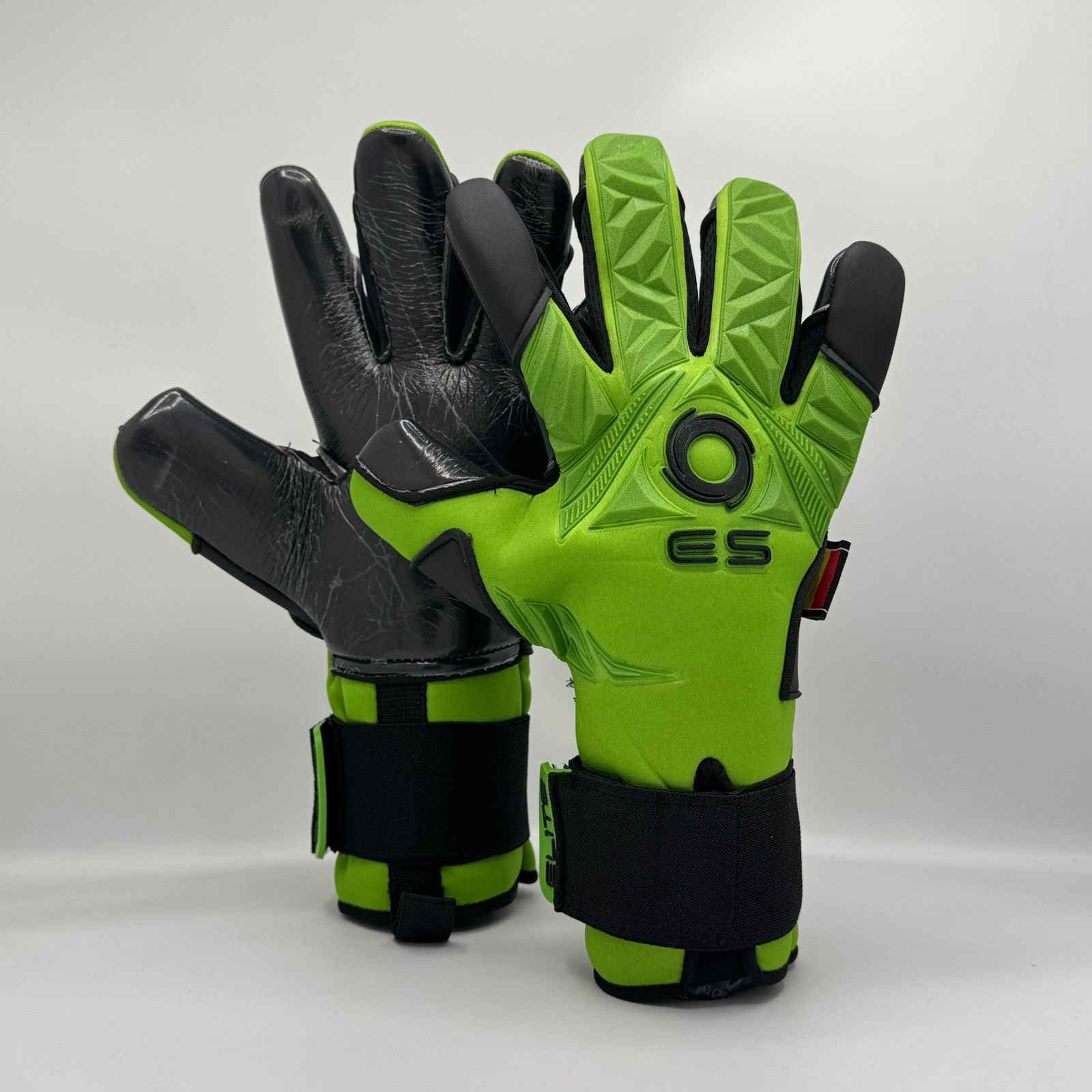 � قفازات الحارس الاحترافية 🔥
🖐 قبضة مثالية | 💪 تحمل عالي | 🏆 جودة ما تتغير

✅ خامات أصلية ومريحة
✅ ثبات ممتاز مهما كانت المباراة

📍 متوفر بمحل تجهيزات حسين مزهر الازبجي
📌 شطره عمارة الشاطئ، قرب جسر الحاج خيون


**إذا كنت صاحب هذا الإعلان وتريد حذفه لأي سبب، رجاءا أرسل رسالة إلى الدعم الفني**