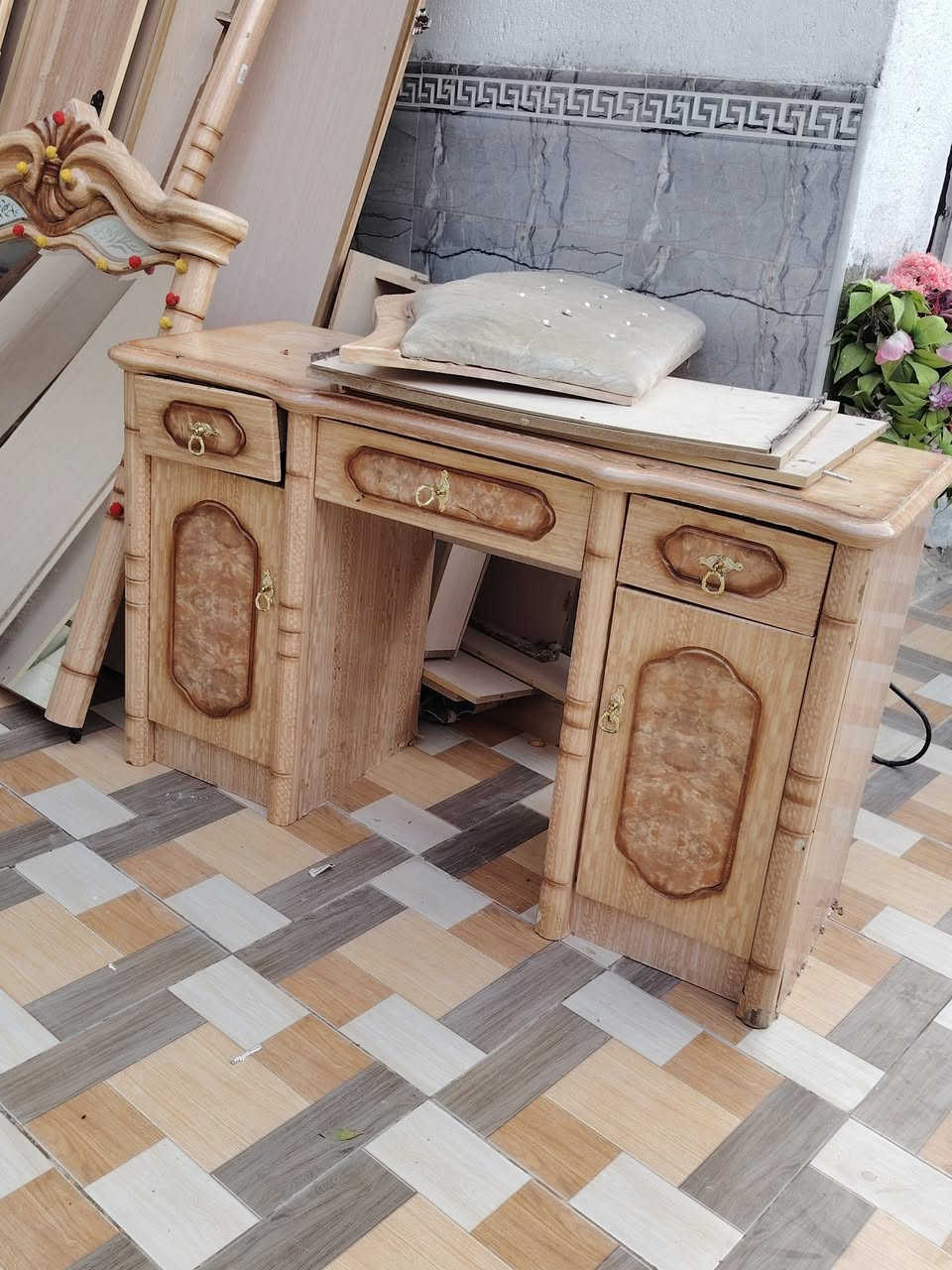 السلام عليكم غرفه ماليزي للبيع كله جديد وواضح بالتصوير كدامكم مكان ديوانيه حي الجامعه  اليريدها بالخدمه السعر 400 وبيها مجال
وهذا رقمي ***********
