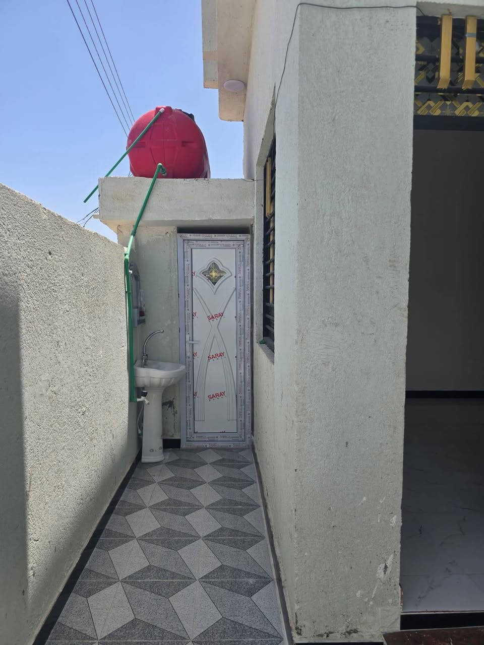 سلام عليكم توفر دار سكن البيع في ابي خصيب كوت ثوني وقف سني مسجل المساحه150 متر كافت الخدمات السعر 75 وقابل لتفاوض الستفسار ***********
