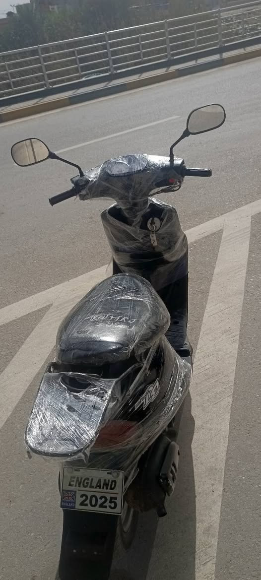 سلام عليكم دراجه للبيع تسع زروف دراجه كفاله دراجه كلها شغال
لايت و اشاير وسطاب وره وهورن ماعده السلف الباتري كعد 
الدراجه حلوه ونضيفه ما متعوبه مكاني البصره الزيتون 
رايده بـ 300 وببها مجال للطيبن وانا خادم 
رقمي ***********
