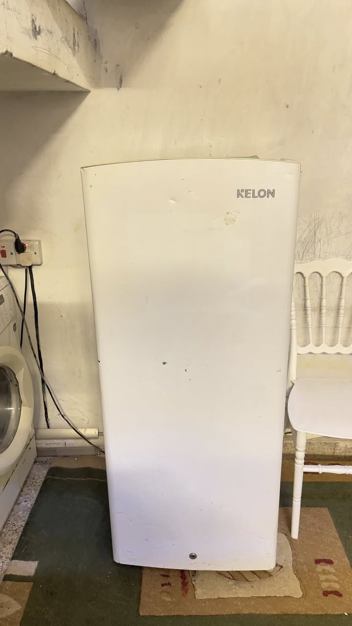 السلام عليكم ثلاجه للبيع ماركة  كيلون شغاله  ماطورها بلادي   باب وحده فريزر و ثلاجه سعر 75 الف مكاني حي سومر
تلفوني ***********
