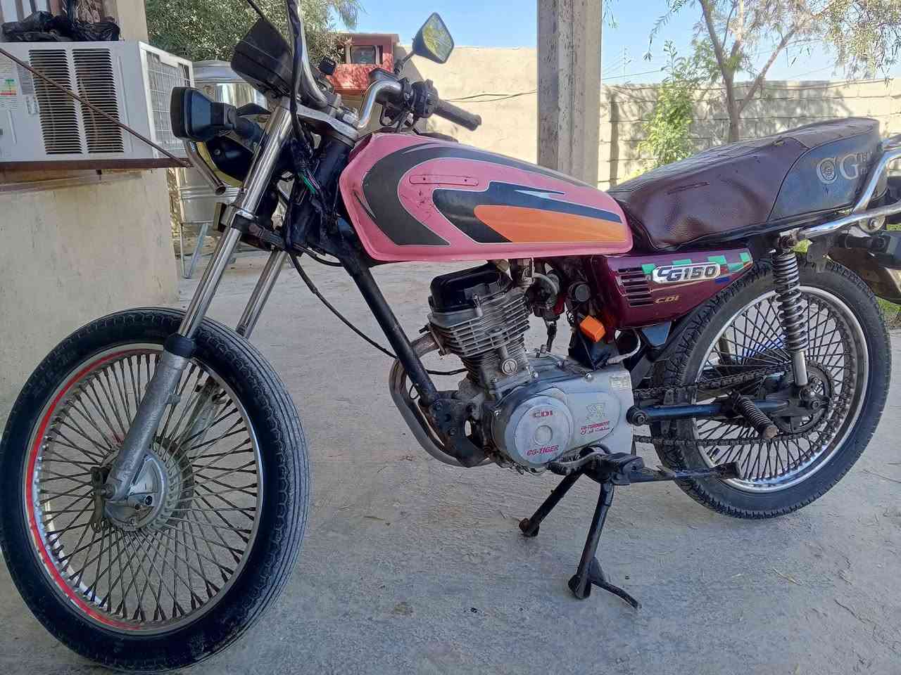 دراجه للبيع كامله  مابيهه اي نقص أوراقه كامله قرب سيطرت الغالبيه سعرهه 300 بيهه مجال ***********
