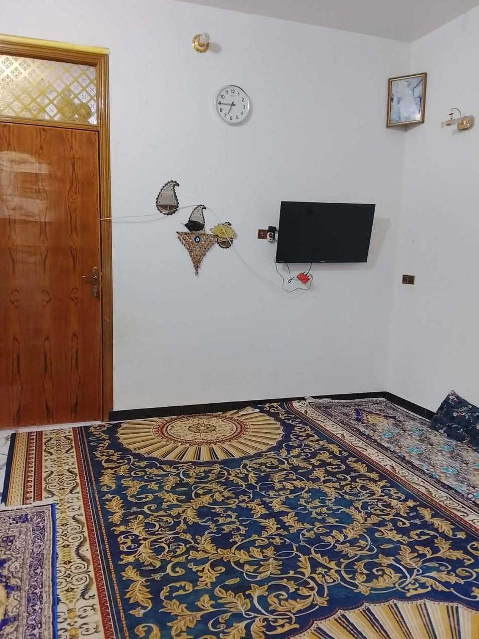 السلام عليكم عندي هذا البيت البيع المساحة 100متر طابقين بحي سومر خلف مدينة العاب ضوء القمر سند 25 قريب على شارع الحولي مآل ابو مهدي المهندس يحتوي على طارمه وستقبال مطبخ وصاله كبيره وصحيات داخلي وخارجية طابق ثاني بي غرفه نوم وصاله وبي غرفه ماكمل التواصل/***********/وعلى رقم واتساب ***********/ اني صاحب البيت اخوان السعر مناسب جدا
