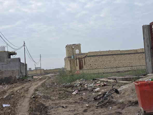 السلام عليكم حصيره زراعي للبيع مساحه ٢٠٠م
تفاصيل غرفه ٢ + صاله + مطبخ + ديوانيه + صحيات 
المكان حي الحسين شارع صوره الامام الحسين 
تبعد عن الشارع ناصريه سوق الشيوخ حوالي ٤٠٠ متر 
السعر ١٢ مليون وبي مجال 
للستفسار *********** واتساب ***********
