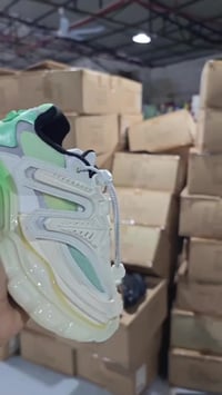 ٢٠٠٠ زوج • مقاسات ٣٥-٤٠ • حذاء مرتفع مريح