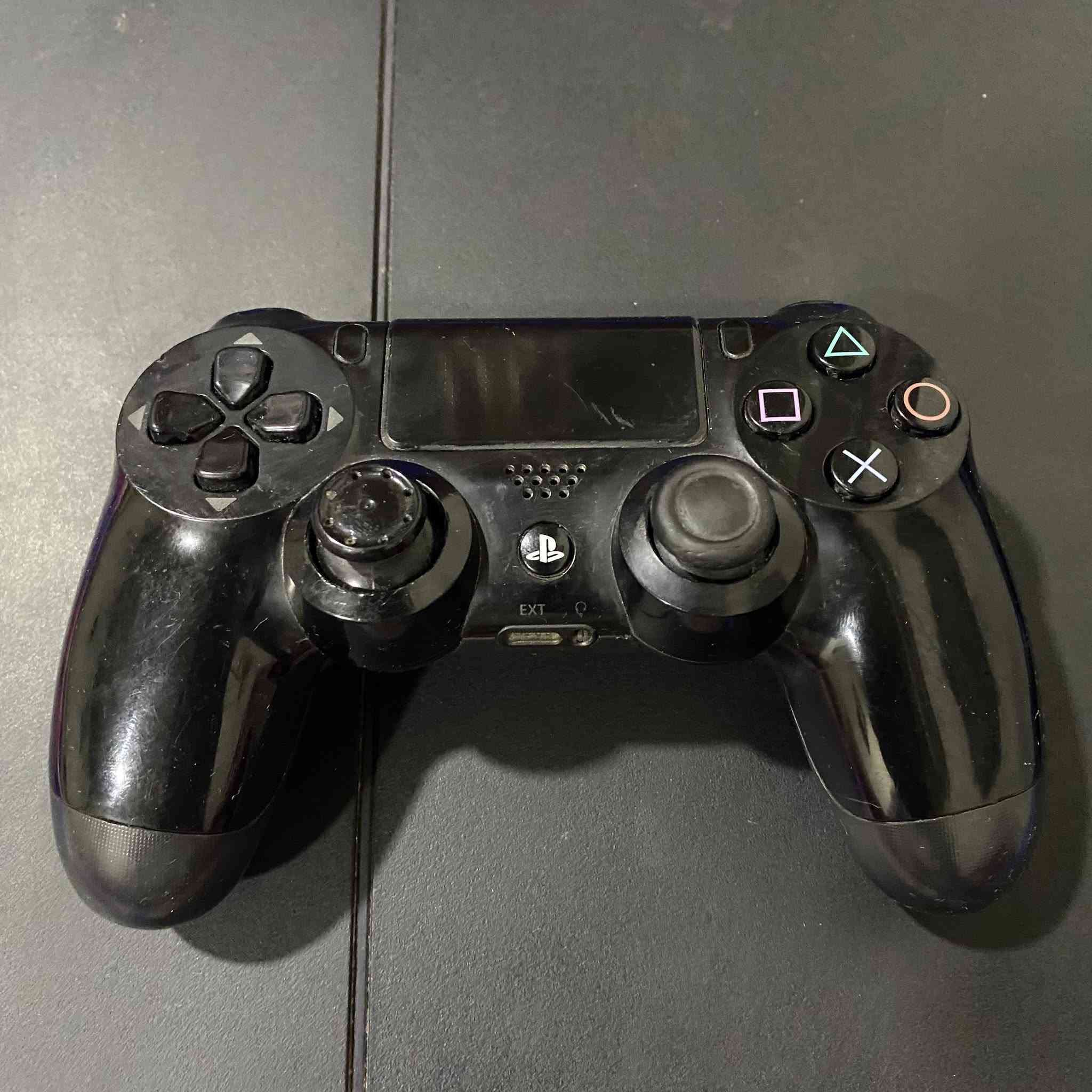 للبيع: (Play Station 4 (Fat مستعمل -اونلاين شغال %100.
المرفقات: ذراعين تحكم (يدات ثنين)، قرص آلة الحرب
(الجزء الثاني ريمسترد)، قرص فيفا 20، وكيبل تشغيل (سلك HDMI غير مرفق). الجهاز نظيف ويعمل بدون مشاكل صوت/صورة، وغير مصلح فقط تم تنظيفه وتم اختبار الأداء والأقراص تشتغل. مناسب لمن يبحث عن جهاز لعب بسعر معقول. السعر ٢٣٥ بي مجال للشراي 
للحجز أو للاستفسار أو صور إضافية راسلني (بالخاص)


**إذا كنت صاحب هذا الإعلان وتريد حذفه لأي سبب، رجاءا أرسل رسالة إلى الدعم الفني**