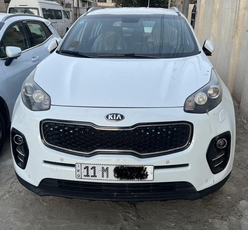 السلام عليكم
سبورتج ٢٠١٧ مكفوله من الصبغ والبارد
 رقم بغداد باسمي ماشيه ٩١ الف
الف محرك ٢٠٠٠ دوش بلادي مامفتوح
مواصفات عادية داخل بيجي مري شفط حساسات 
تبريد قطعتين زراك لايت 
السعر ١٧٨ مجال بسيط لاتصال ***********
مكاني بغداد حي العامل
