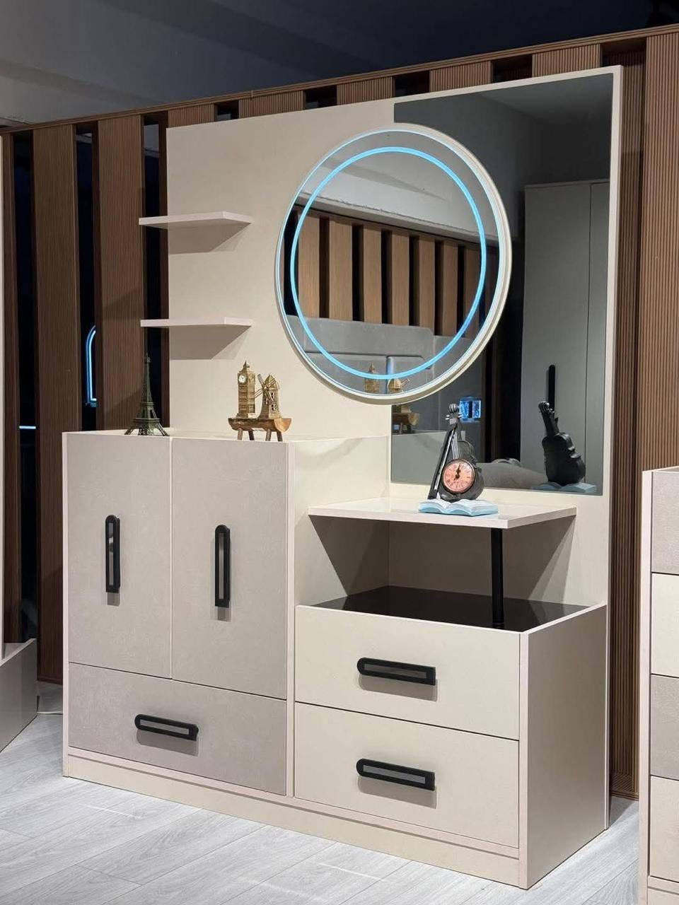 ✨ الأناقة في أبهى صورها.. موديل "ميرا 2" الجديد كلياً! ✨

لأن غرفتك هي مملكتك الخاصة، جمعية التراث تقدم لك التحفة الفنية ميرا 2. تصميم يجمع بين ضخامة القياس وسحر الإضاءة الحديثة.

💎 مميزات تجعل "ميرا 2" اختيارك الأول:

📏 قياس ملكي: كنتور ضخم بطول (340 سم) مع ملحق مزود بإضاءة داخلية/خارجية.

💡 عالم من الأنوار: إضاءة مدمجة في (الكنتور، السرير، والكومديات) تضفي لمسة رقي لا تُقاوم.

📦 استغلال ذكي للمساحة: سرير بمخزن كبير هيدروليك لتنظيم مثالي.

🛠️ متانة فائقة: ظهر بلوك صلب، برغي وچوي حديد لضمان استقرار الغرفة لسنوات طويلة.

✅ ضمان حقيقي: نضمن لكم الجودة بضمان (5 سنوات) يشمل الشد والفتح.

💰 تفاصيل العرض:

السعر النقدي: 1,800,000 دينار.

سعر الأقساط: 2,350,000 دينار.

مكونات الموديل: 10 قطع متكاملة (كنتور، سرير مخزن، شازلون، كومديات، مراية، طابورية، والمزيد).

📍 تفضلوا بزيارتنا:

الرمادي - التأميم - شارع النخيل - مقابل محطة النخيل.
نحن نعتني بأدق التفاصيل لراحتكم.

#جمعية_التراث #موديل_ميرا2 #غرف_نوم_فاخرة #تجهيز_عرسان #الرمادي #أثاث_عراقي


**إذا كنت صاحب هذا الإعلان وتريد حذفه لأي سبب، رجاءا أرسل رسالة إلى الدعم الفني**