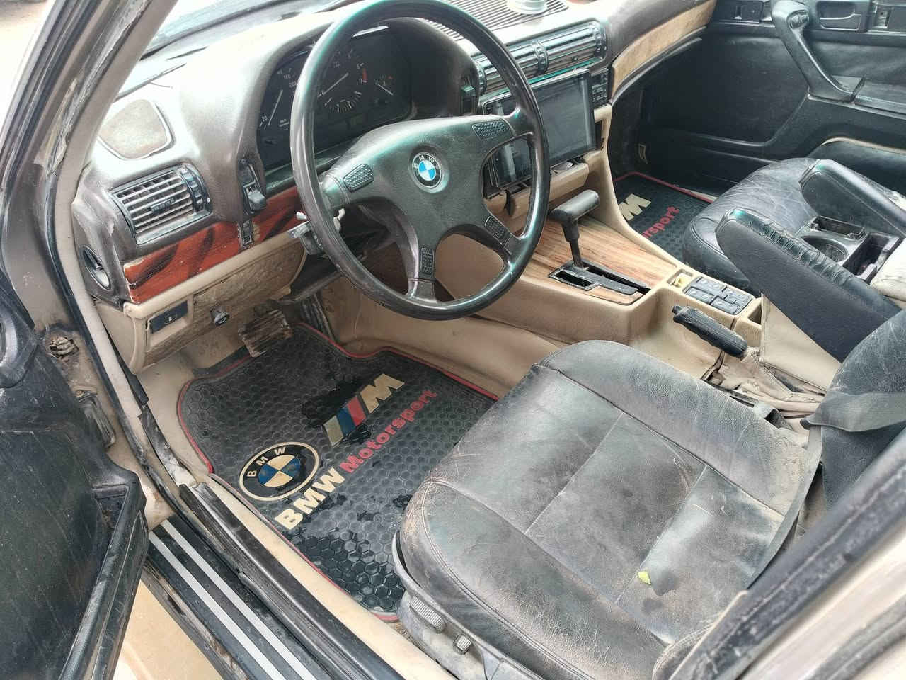السلام عليكم عندي بي أم دبليو للبيع حجم 735 موديل 92 مشروع وطني بسمي محور مكينة وكير ففتي رأس الثور رقم كربلاء كهربائيات كلهه شغاله كشنات كهرباء شغاله تبريد شغال صدر جديد سياره حلوه تقفيل ريمونت عن بعد السعر 32بيهه مجال بصيط المكان الزعفرانيه تلفون ***********
