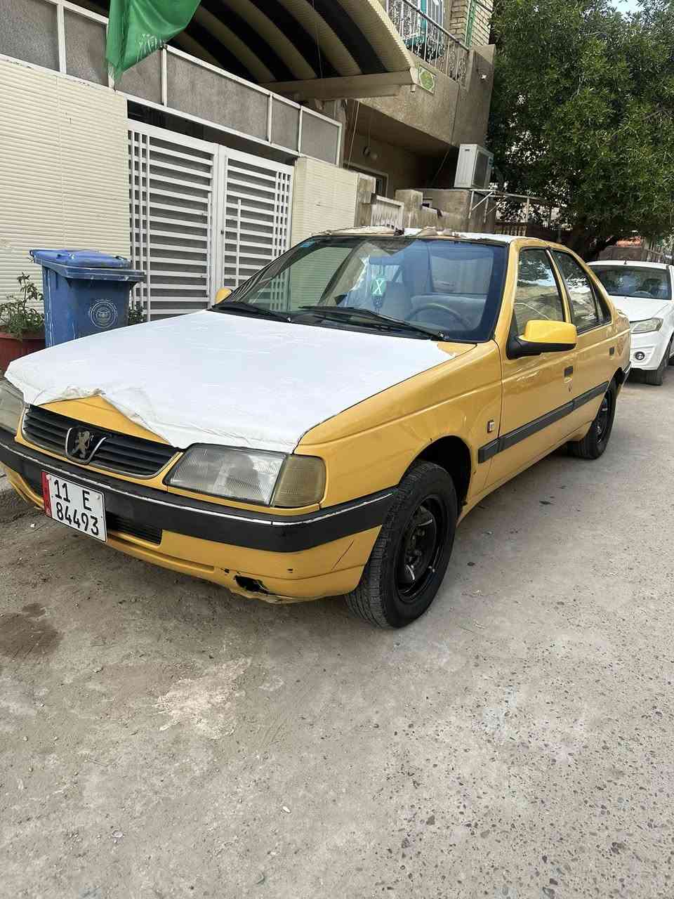 بيجو 405
موديل 2013 
مكينة 2000 
سيارة بلادية بيها فقط خشم الجاملغ الخلفي وبطش بل باب الخلفي عكس السائق مثل ما موضح ب الصور 
رقم بغداد ب اسمي تحويل مباشر 
مكاني بلديات. سعر 32 
***********
