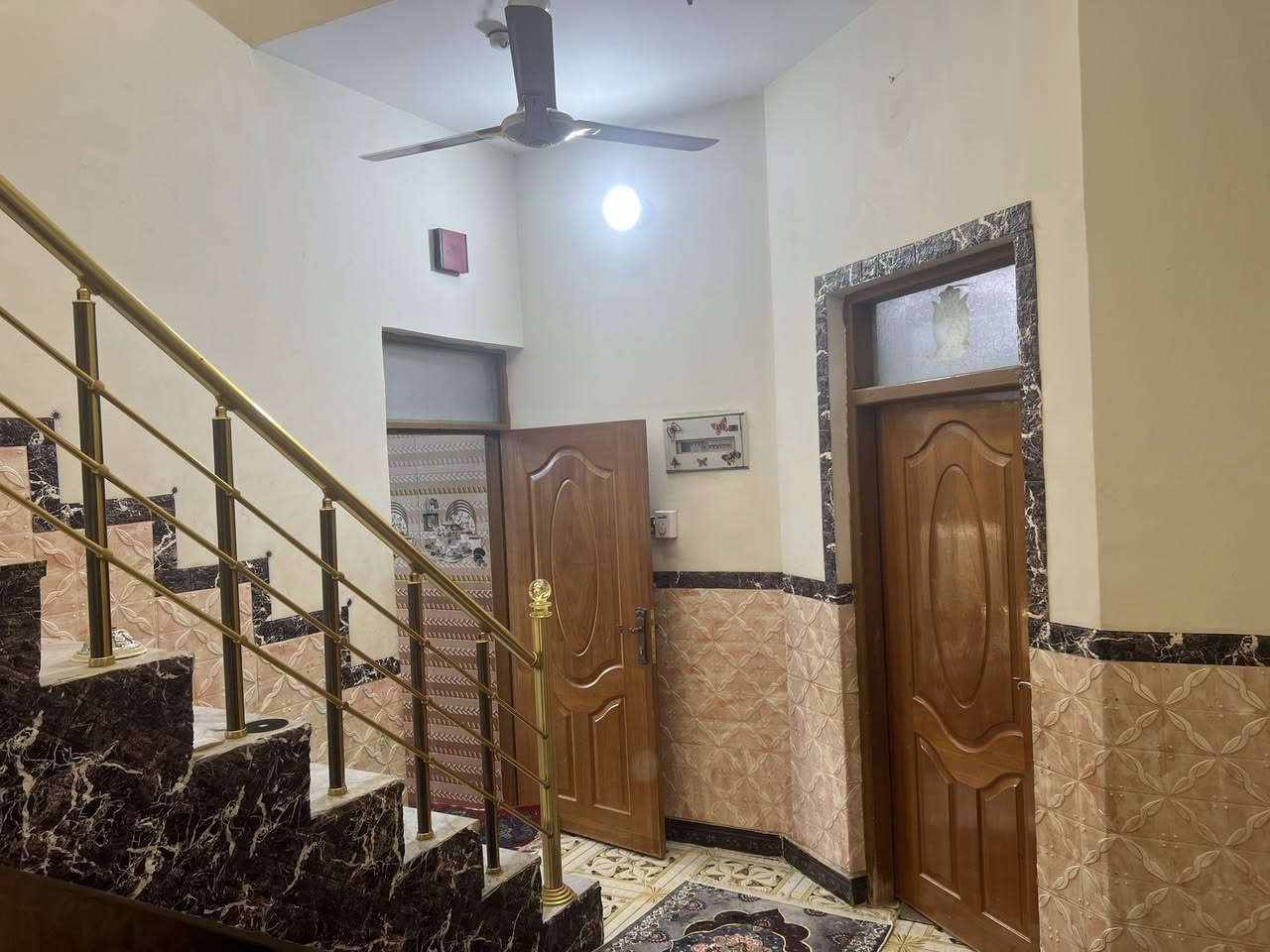 السلام عليكم
دار للبيع المساحه 100 متر امامي جاهز للسكن 

العنوان الفداء نهايه شارع ابو لبنان 

للاستفسار الاتصال على ***********
