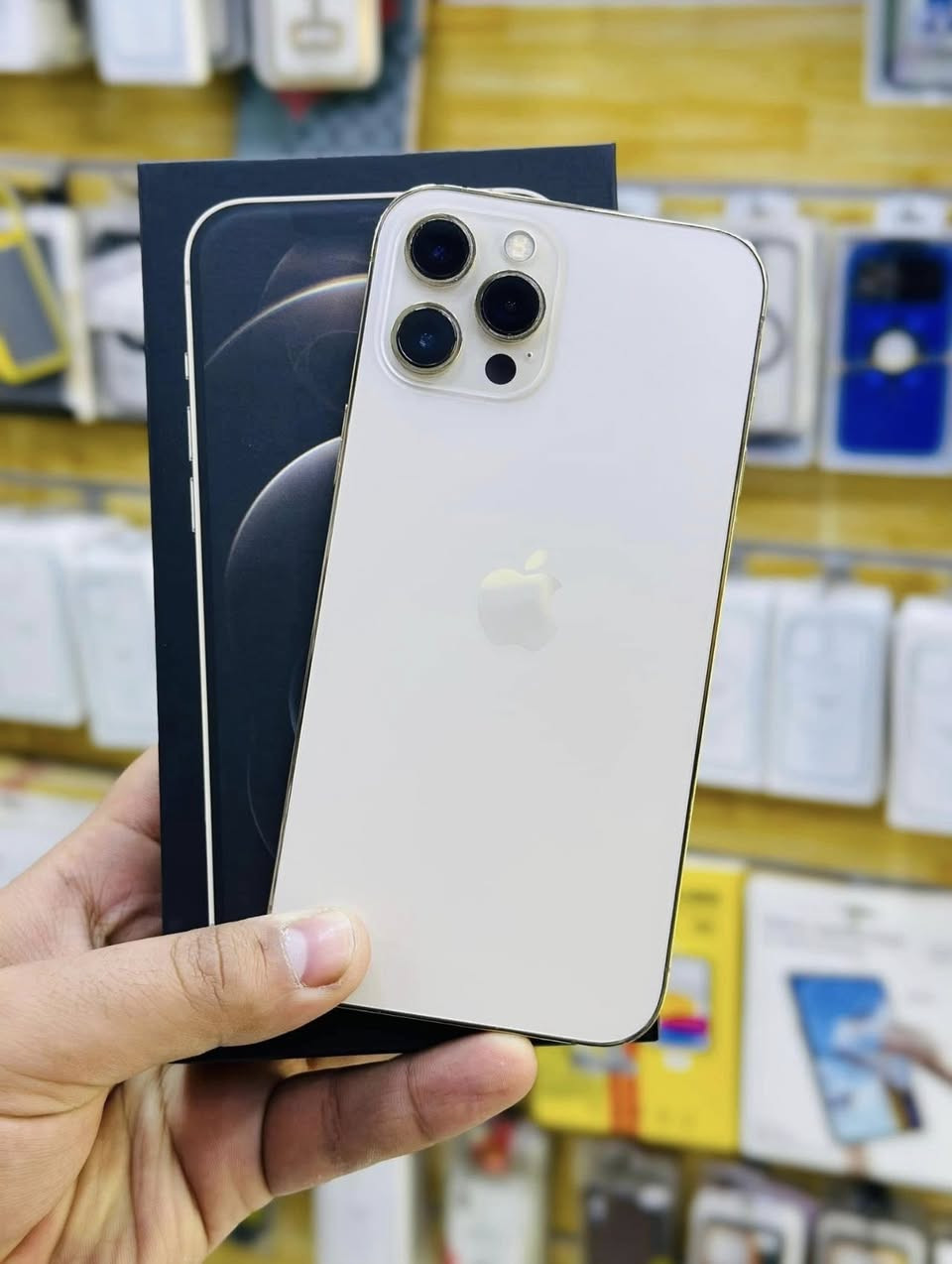 السلام عليكم
ايفون 12pro max 
لون ذهبي
ذاكرة 256
نموذج m
بطارية 72
جهاز نضيف وبلادي فقط مبدل شاشة اصلية 3 خيارات
ملحقاتة الباكيت والشاحنة الاصلية مال شركة ابل
مكاني بغداد العامرية ***********
السعر 450 وبي مجال
