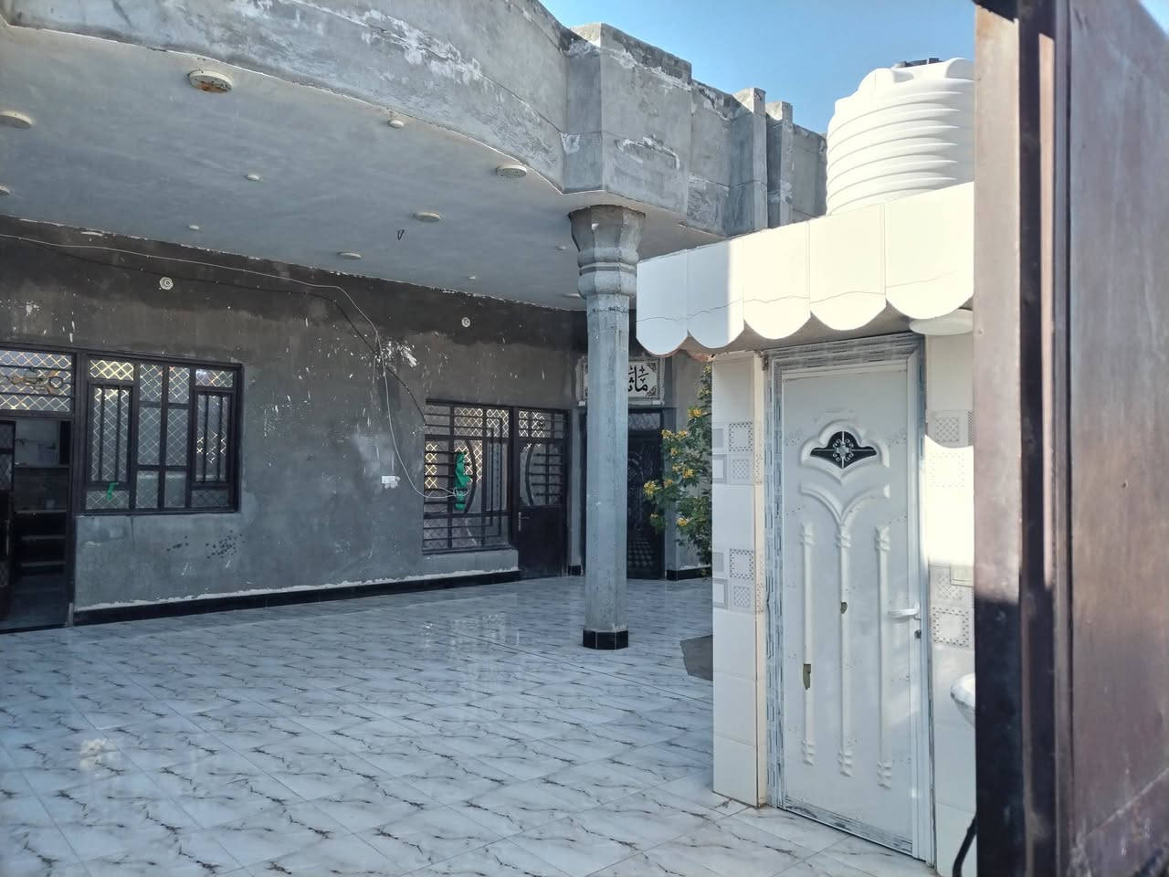 دار للبيع مساحة 250 يحتوي على استقبال وصاله ومطبخ غرفتين وحديقه لعنوان الصويره طريق المطار قرب معمل الحليب /. *********** /***********
