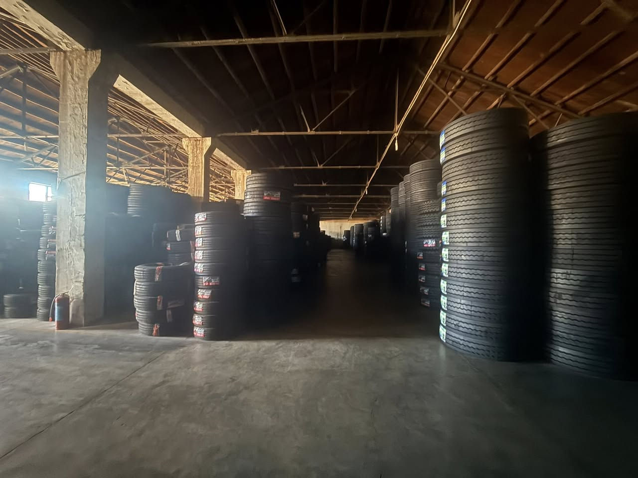 Take the client on a tour of the tire warehouse.


**إذا كنت صاحب هذا الإعلان وتريد حذفه لأي سبب، رجاءا أرسل رسالة إلى الدعم الفني**