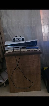 بلي 5 سلم نظيف جدا استخدام  قليل .  الملحقات  :-  جوستك اصلي  وكيبل شح...