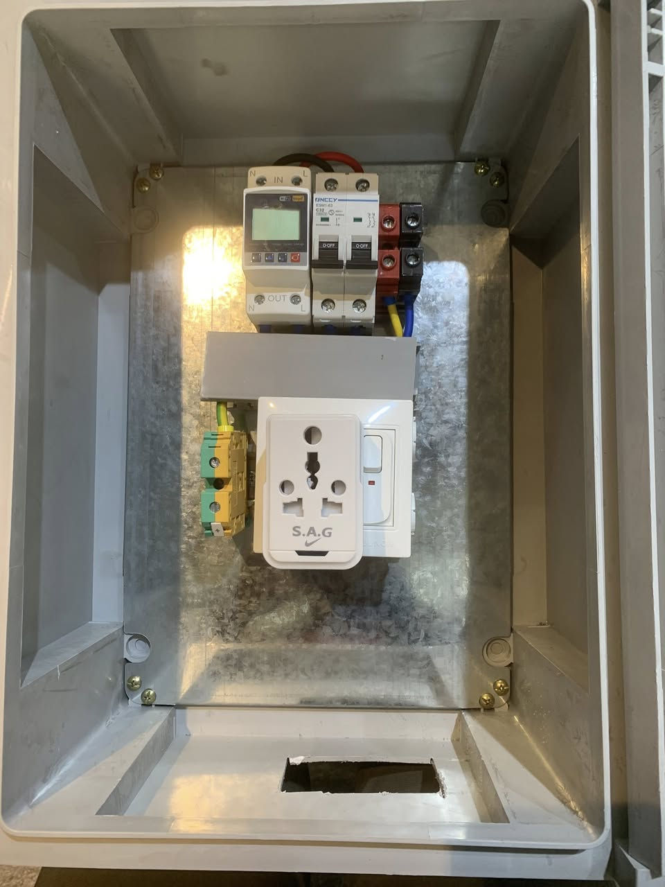 متوفر بورد شحن سيارات كهربائية (بكل الفئات) وهذا البورد يحتوي على جوزة واي فاي ( تشغيل وإطفاء عن بعد) السعر 85 الف 
***********
