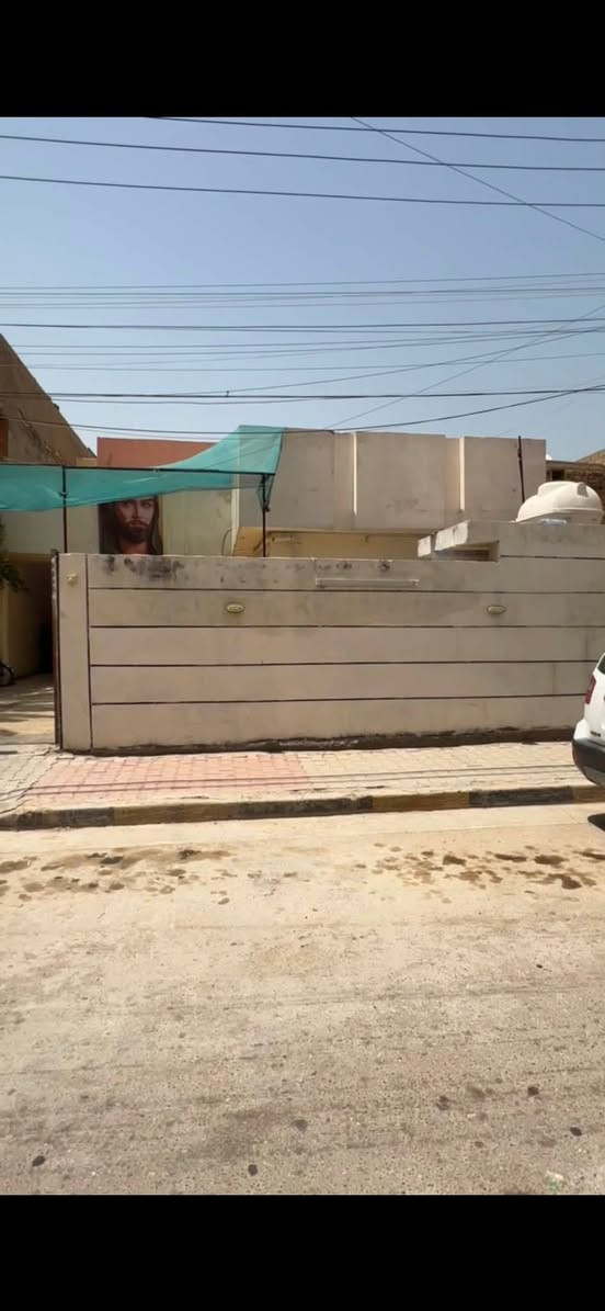 بسم الله بيت مساحه ٢٠٠ متر طابق ونص ٤ غرف موقعه بضهر سايدين مال جامع نور نضيف البيت عالي عن شارع سعر البيت ١٢٠ اي استفسار اتصال ☎️ ***********
