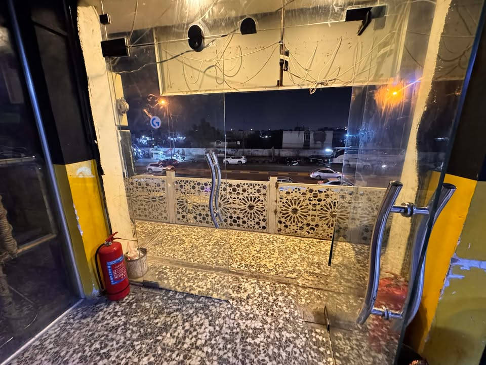 السلام عليكم شباب قاعه حاسبات و كوفي شوب كامله للبيع مكانه حي العامل نهاية شارع 84 
مكونه من 20 حاسبه نيتورك و 5 حاسبات اون لاين vip و بلي5 3 وشاشات 4k و يوبياس 2 اون لاين6 كيفي يشغلن القاعه كلها  وسبالت كنتوري 3 طن 3 وثنين تعليك 2ونص طن  وبيه 6ميوزه وكراسيهن ونراكيل عدد 40 10 بابلي  كامله مابيه اي نقص 
عاكسه 12 امبير وشاشتين عرض لعبات القاعه مقطوعه بجام القاعه وحد والكوفي وحد وقاعه الوفلاين وحد وديكور خشب القاعه كلها 
عارضه براد 1 مجمده 1 صغيره وباقي الكوفي القاعات الثنين كاملات كلهن  

وذا عندك اي ستفسار دك على الرقم ***********

مواصفات ال20 حاسبه 
كرت الشاشه rtx1050 عادي واكو ti 
معالج i5 جيل 3 
رام 8 
ssd 180

و مو اصفات الvip 
 
1-حاسبه
معالج amd ryzen 7 3700x
رام 16gb
كرت 2070super
ssd 512

2-حاسبه 
معالج corei5 جيل 11
رام 16gb
كرت 3060
ssd 238

3-حاسبه 
معالج amd ryzen 5 pro
رام 16
كرت 1660 سوبر
ssd 120

4-حاسبه 
معالج ryzen 5 3600
رام 16 
كرت 2060 سوبر

5- حاسبه
معالج ryzen 5 3600
رام 16 
كرت 1660 سوبر

الحاسبات ال vip ماوسات لوجتك + سماعات هايبر اكس كلاود 2 
كيبورد ميكانيك
