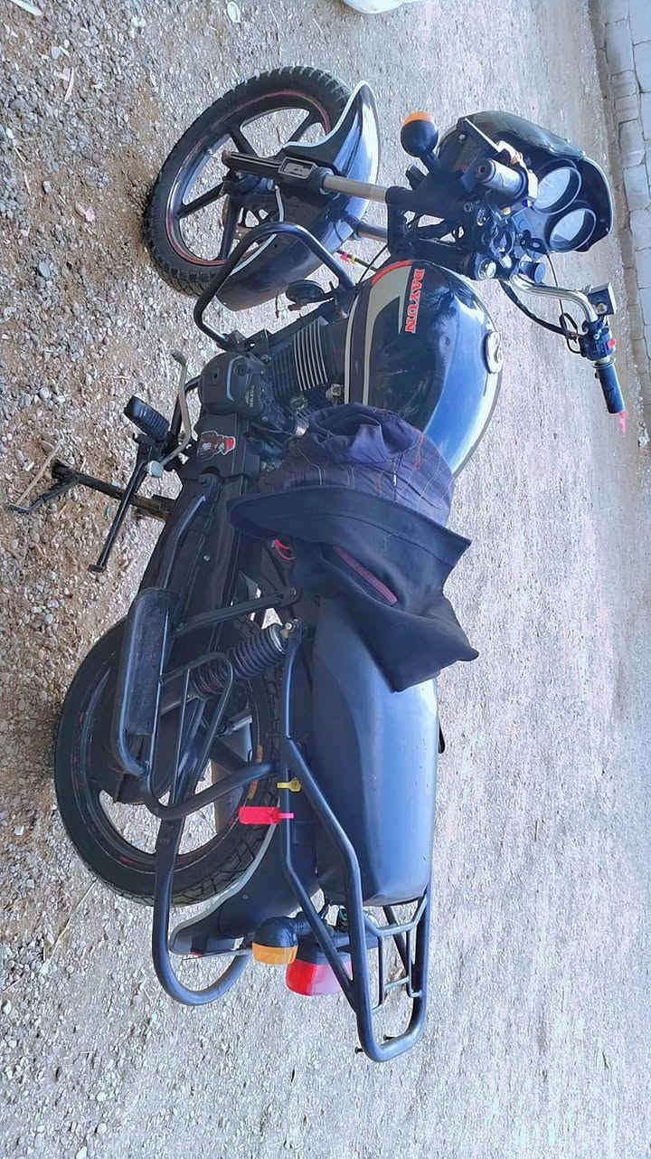 يا الله السلام عليكم دراجه دايون للبيع موديل 21 اوراق سكنر مكفوله كفاله عامه محرك 200 سويج سجينه  كتابه حمره  سلف كهربائيات كله شغال   انضف من الصوره تجي وتشوف بعينك السعر 950 وبيه مجال الشراي يتصل وبيك خير وتدلل ***********
