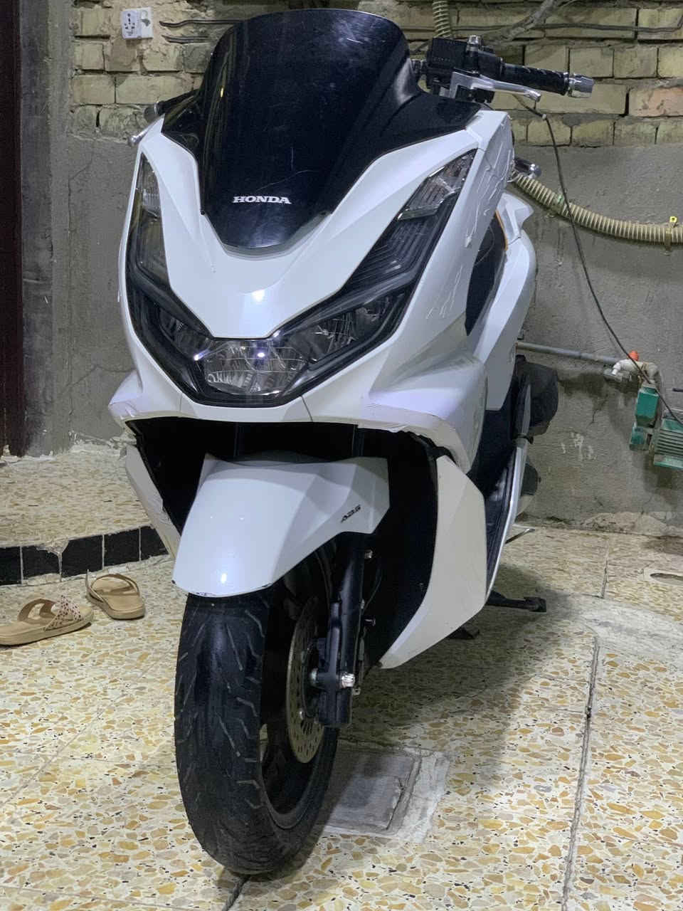سلام عليكم PCX جيل رابع وراد كوري لون ابيض صدفي 

دراجه جديده كلش محرك بل كارتون 

مكفوله كفاله عامة دراجه جيب فيتر وفحص 
كهربائيات كلها شغاله 

حساس ستان حساس زدحام 
نضام  ABS  و نضام T 

دراجه نصبتها تخبل وما متعوبه 
مكاني بغداد شراي يتصل ويدلل 
***********
