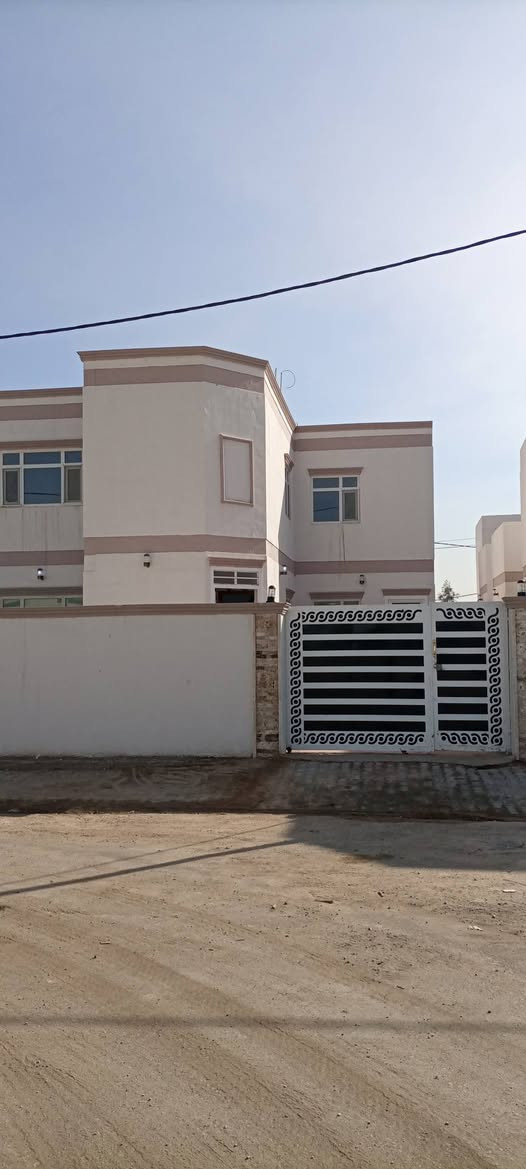 🏡✨ للبـيــع بـيـت عائــلي طــابقين  ✨🏡 
🏤🏢 #مجمع_قرية_السلام_النموذجيه 🏤🏢
 🛣️🛣️ الشارع الرئيسي النجف // مناذرة 🛣️🛣️  خلف بانزين خانه اللهيبي مباشرةً 
🔹المساحة: 219 م واسعة ومناسبة للعوائل الكبيرة. 
🔹 المواصفات: استقبال كبير 
🎄وصالة استقبال فسيحة عدد 2
🛏️ غرف نوم عدد أربعة واحدة سويت 
🍽️ مطبخ 
🏵️ منور عدد 2 + دولان حرف L
🛁 حمامات عدد أربعة 
🌿 حديقة  🚗 كراج للسيارة
✅ البيت جاهز للسكن مباشر باسمي 
💰 السعر المطلوب 110 والباقي تسديد للعقاري 
📞 للاستفسار والتواصل: [ *********** ]
